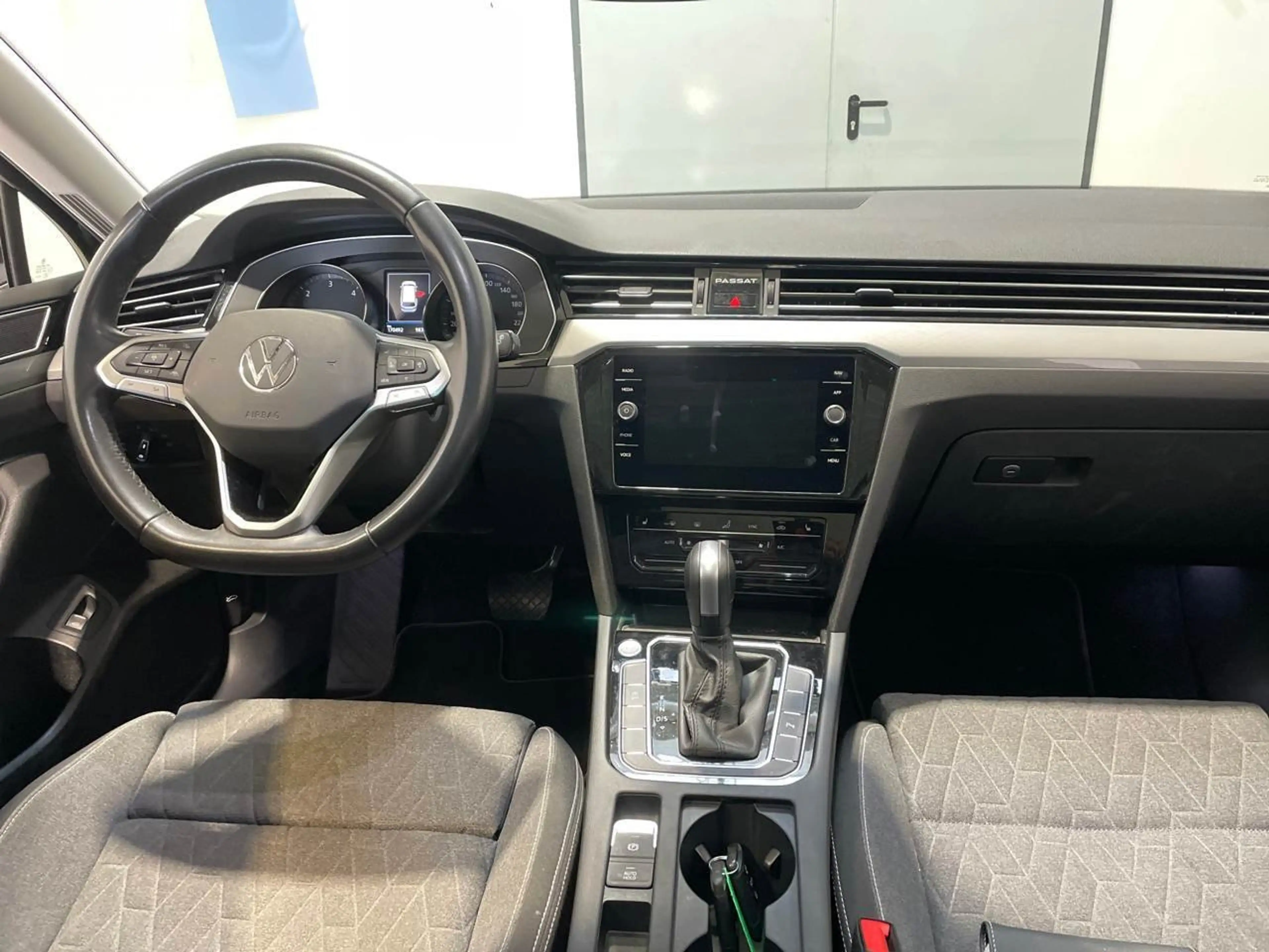 Volkswagen Passat Variant 2.0 TDI BMT Business AHK Pano ACC — photo 7