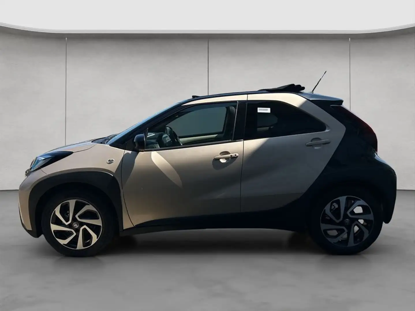 Toyota Aygo X X Air Teamplayer Beige - 2