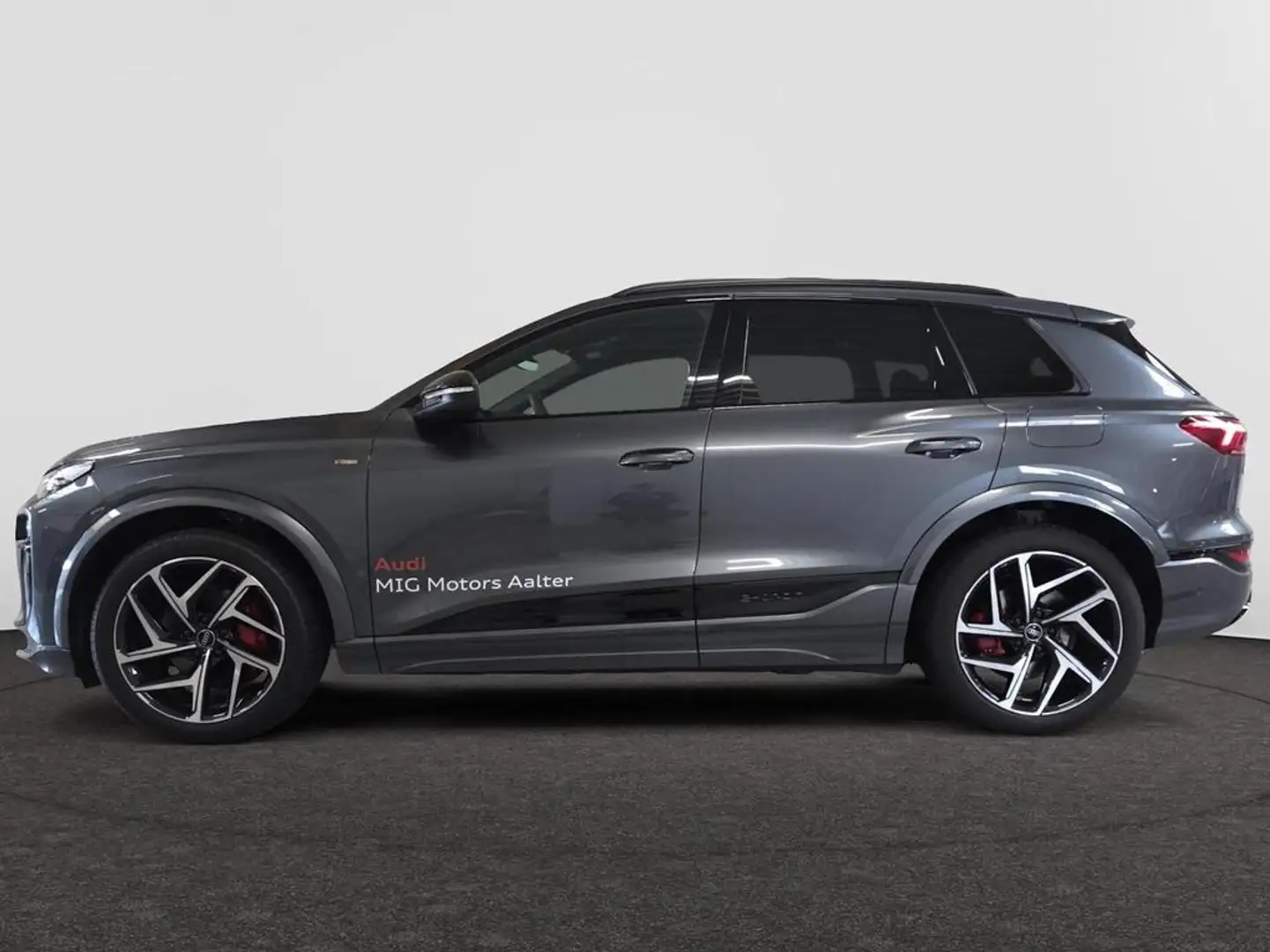 Audi Q6 e-tron SUV S line quattro Grijs - 2