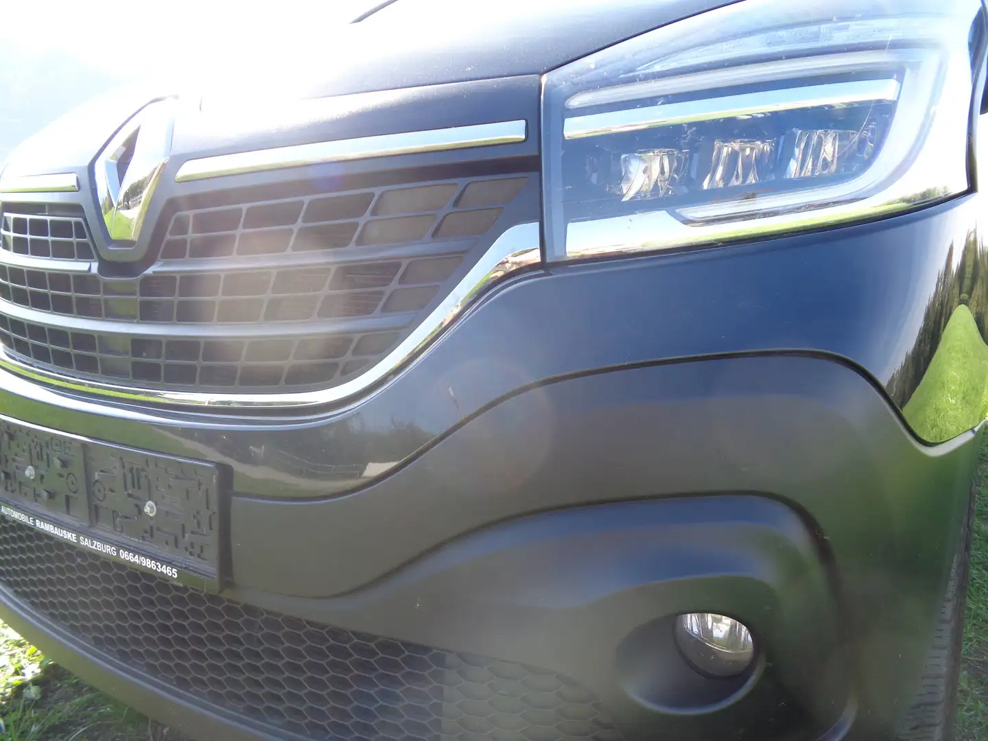 Renault Trafic 6- Sitzer Automatik Schwarz - 2