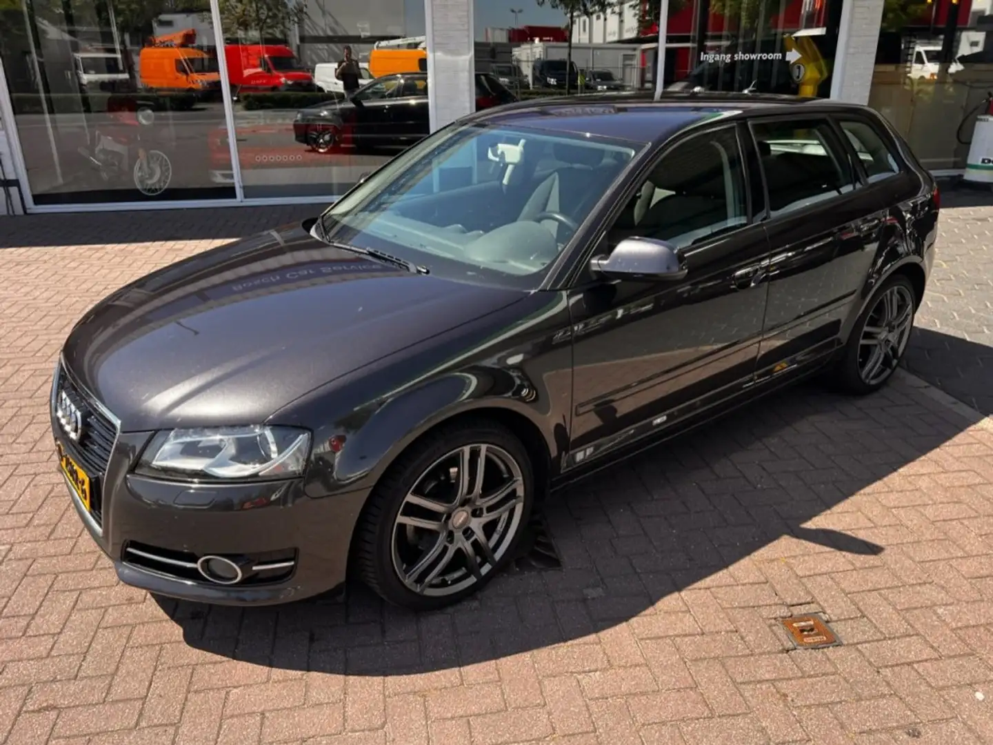 Audi A3 Sportback 1.2 TFSI Attraction Advance 5drs #RIJKLA Gris - 2