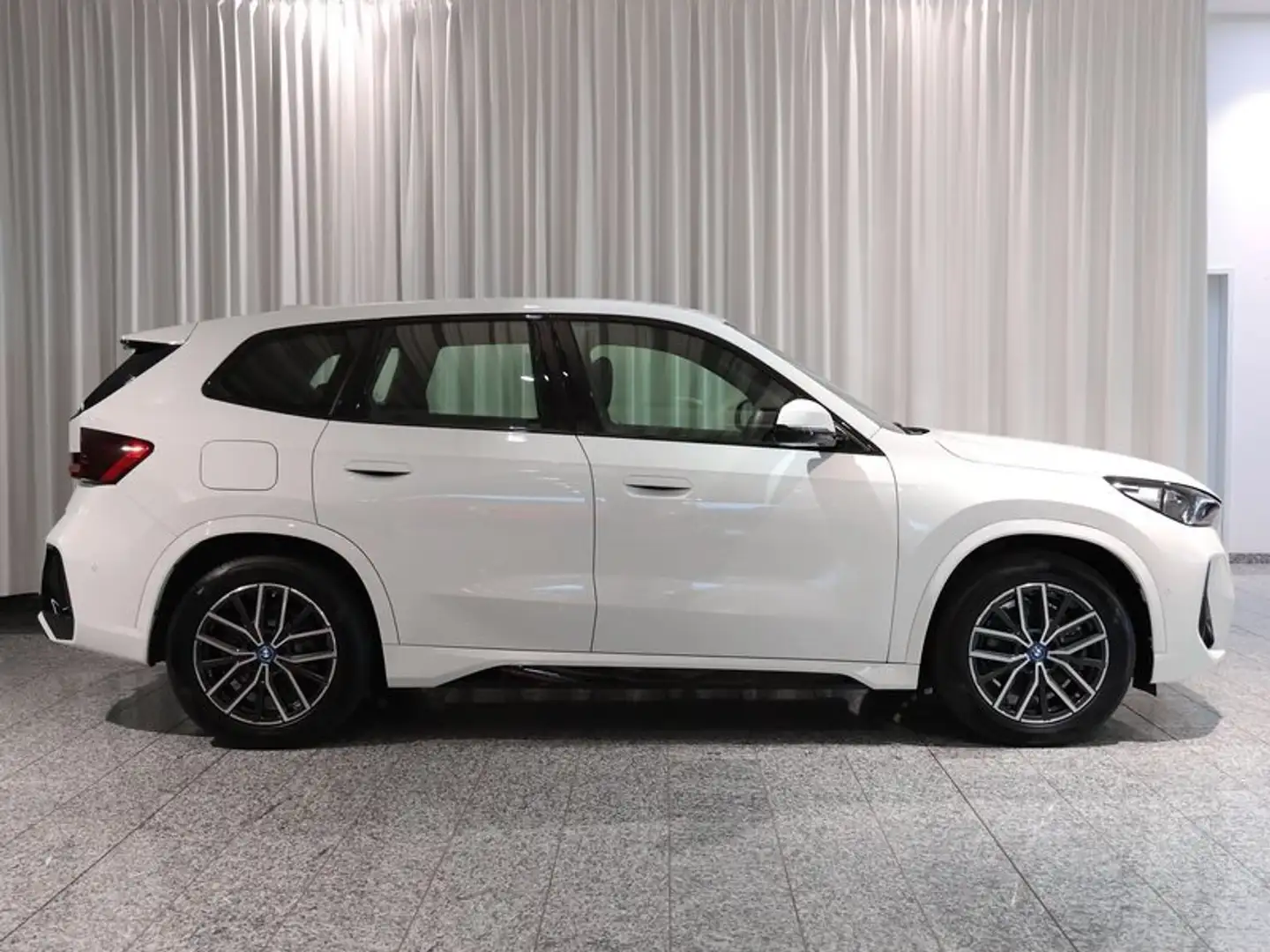 BMW iX1 xDrive30 M Sport Adp.LED Memory. HUD 360° DrivAssP Weiß - 2