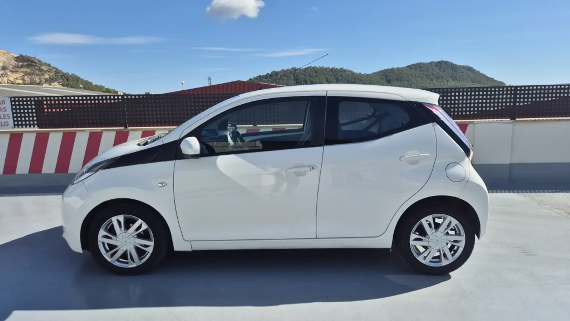 Toyota Aygo 1.0 VVT-i x-play x-shift Blanco - 2