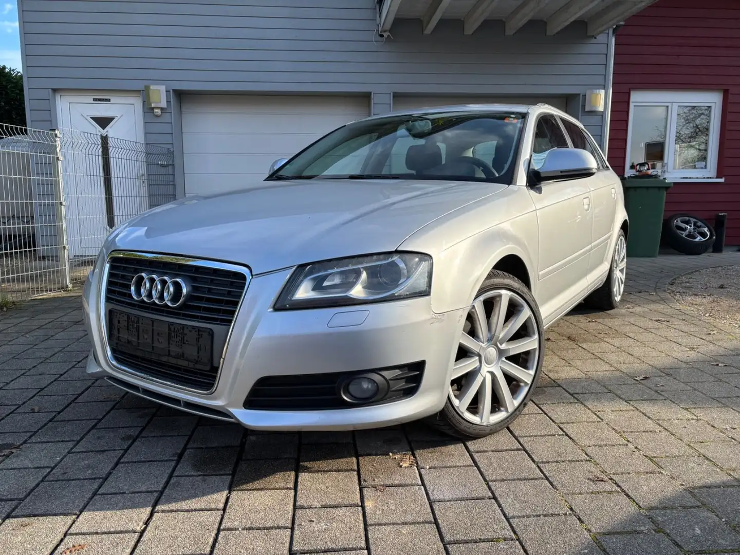 Audi A3 Sportback 1.6 Attraction Top Zustand Silber - 1
