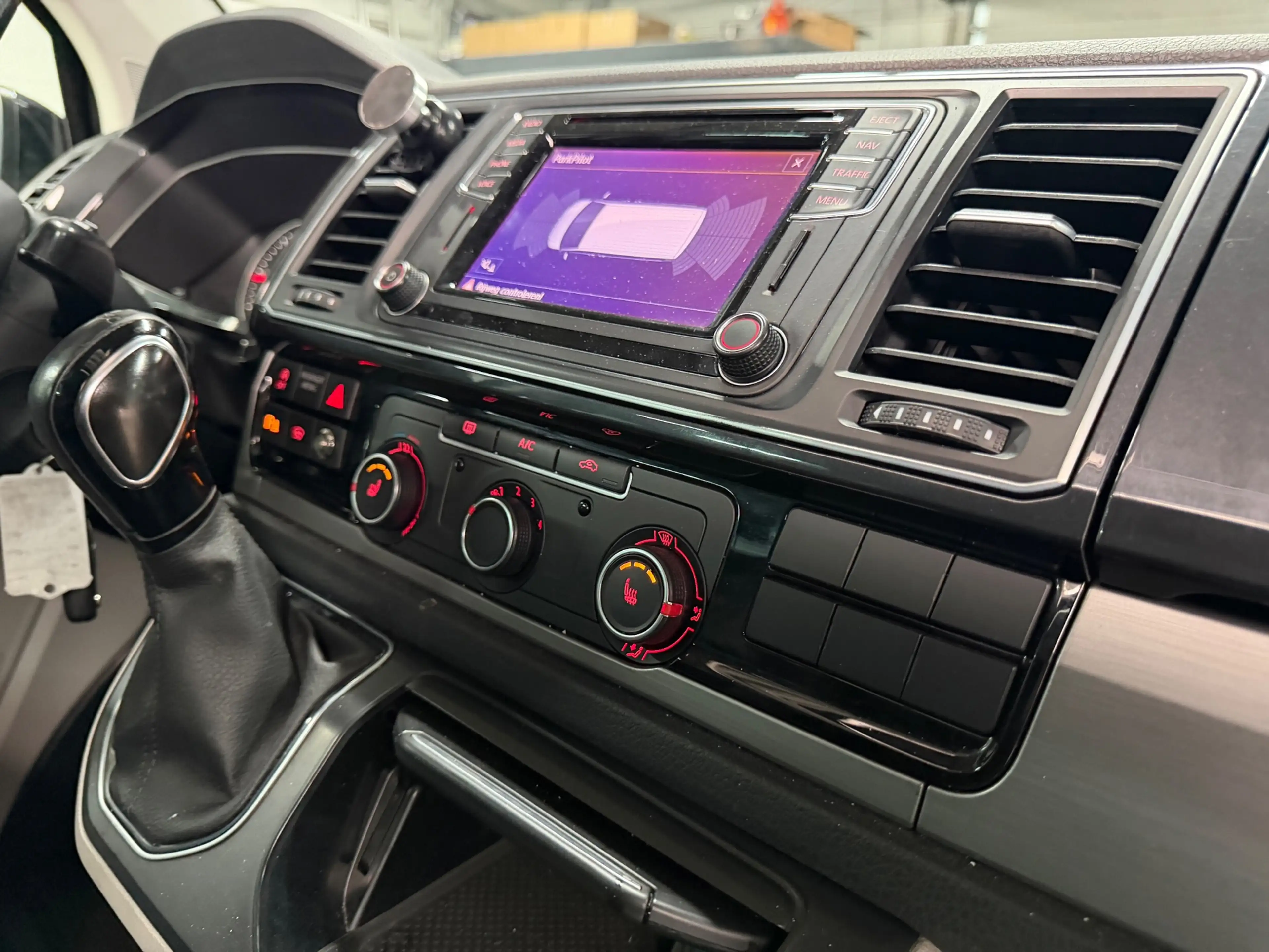 Volkswagen Transporter 2.0 TDI L2H1 DC PANO|SOFTCLOSE|ACC|TTR Edition| — photo 36