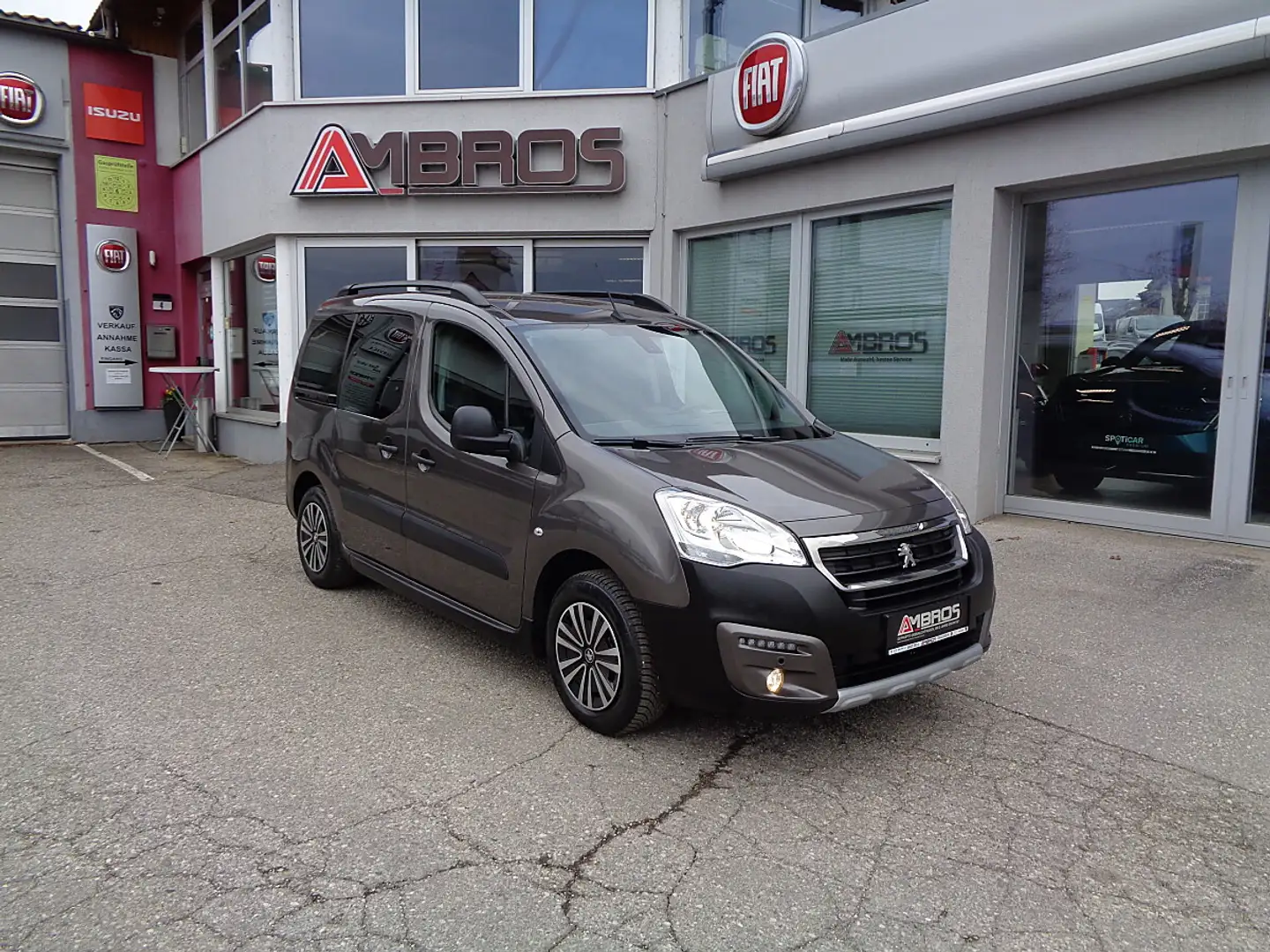 Peugeot Partner Tepee Outdoor 1,2 PureTech 110 Benzin Braun - 1