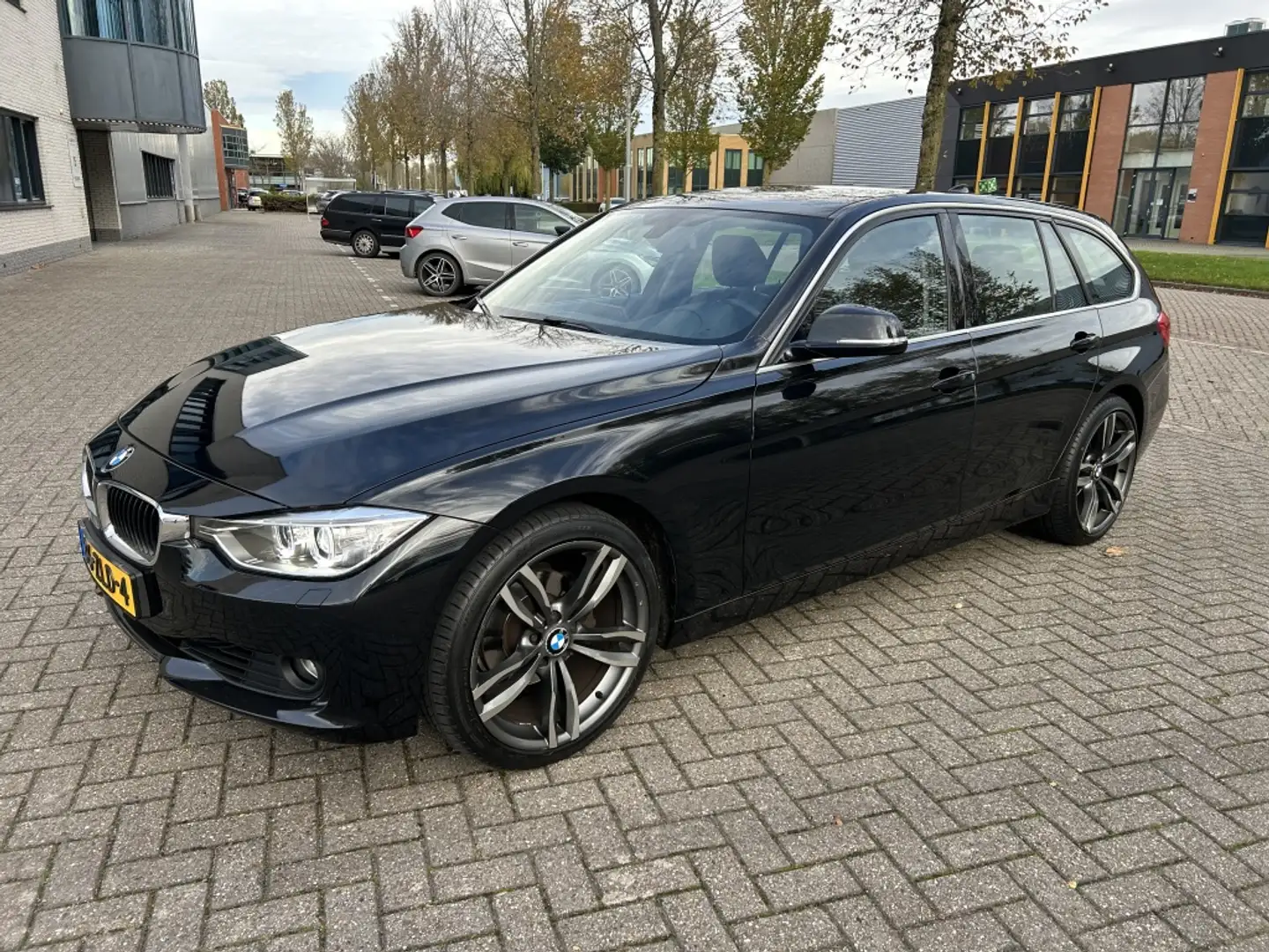 BMW 320 3-serie Touring 320i High Executive LEER XENON NAV Zwart - 1