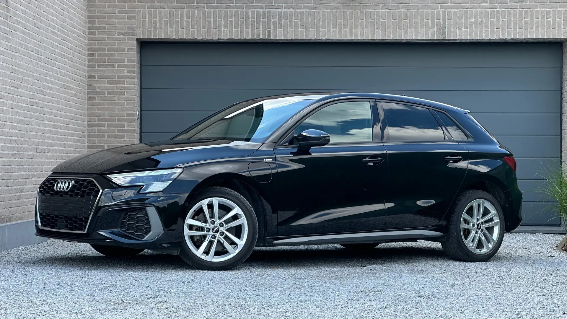 Audi A3 SB 40TFSIe S Line / Alcantara Sportzetel / Garanti Zwart - 1