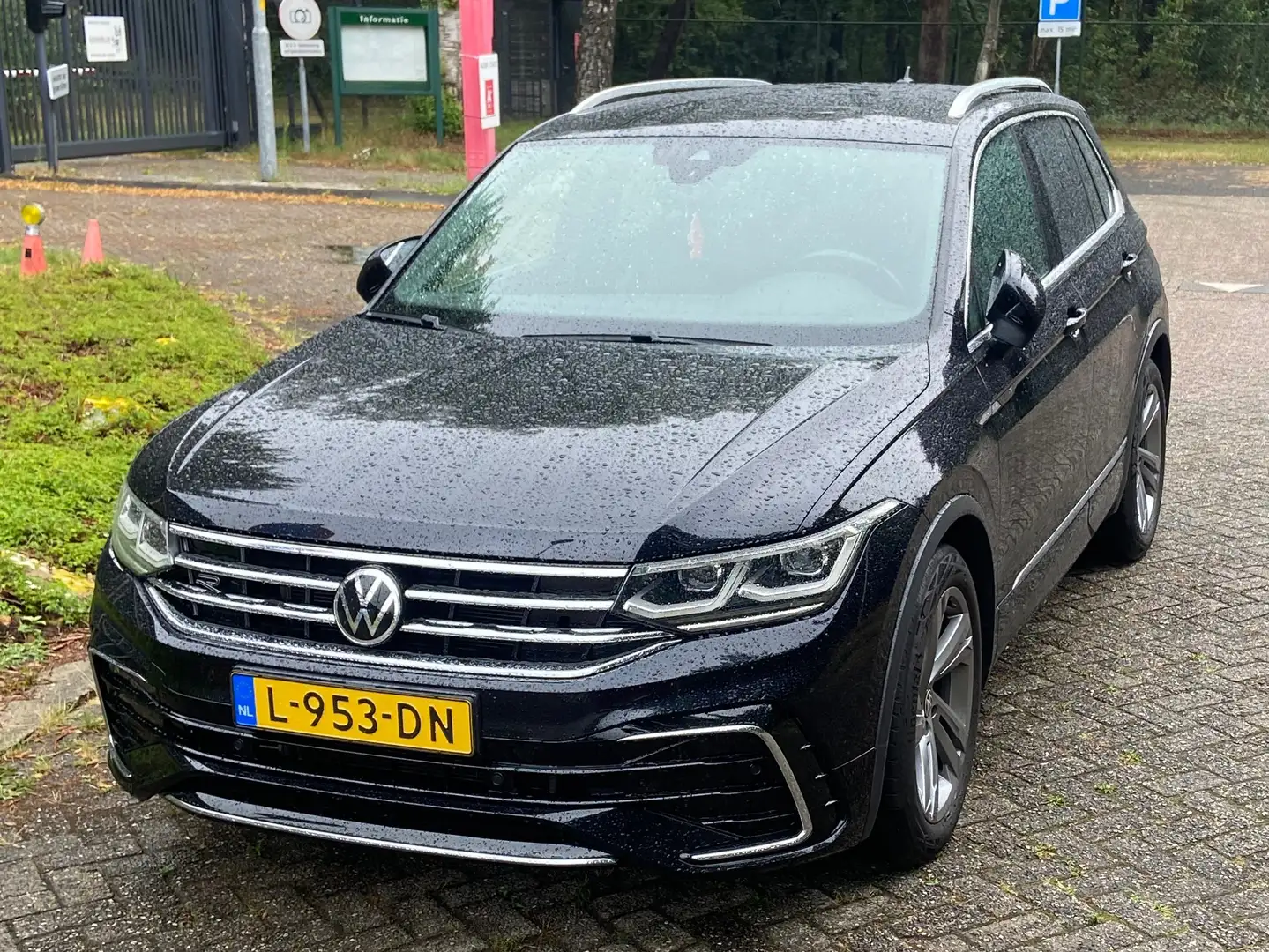 Volkswagen Tiguan Tiguan 1.5 TSI R-Line Bns+ Zwart - 2