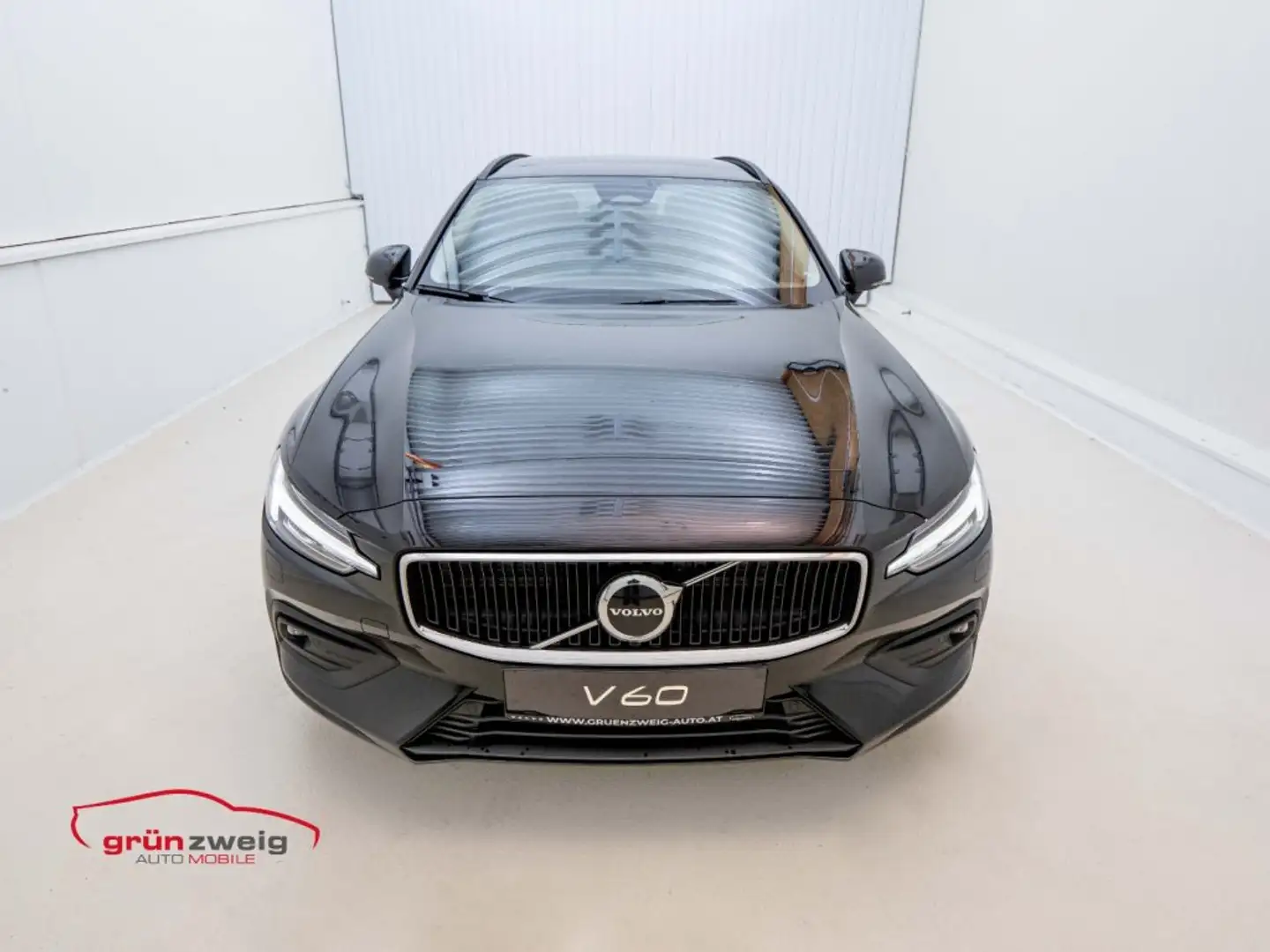 Volvo V60 Recharge Core, T6 AWD Plug-in Hybrid, Elektrisch/B Schwarz - 2