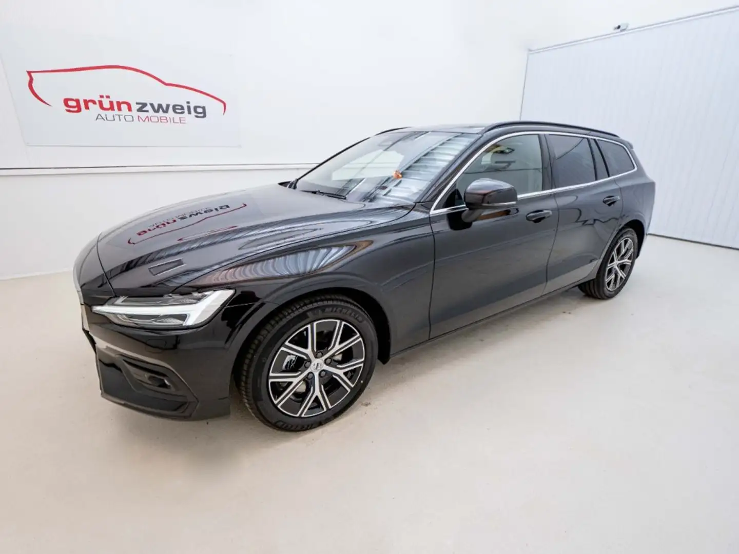 Volvo V60 Recharge Core, T6 AWD Plug-in Hybrid, Elektrisch/B Schwarz - 2