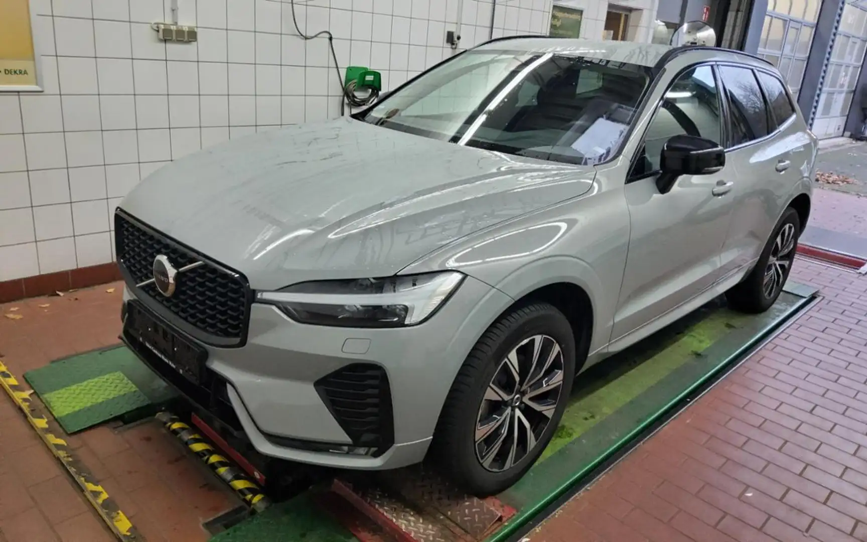 Volvo XC60 B5 AWD Plus Dark+AHK+WINTERPAK+MEMORY+RFK+ Grau - 2