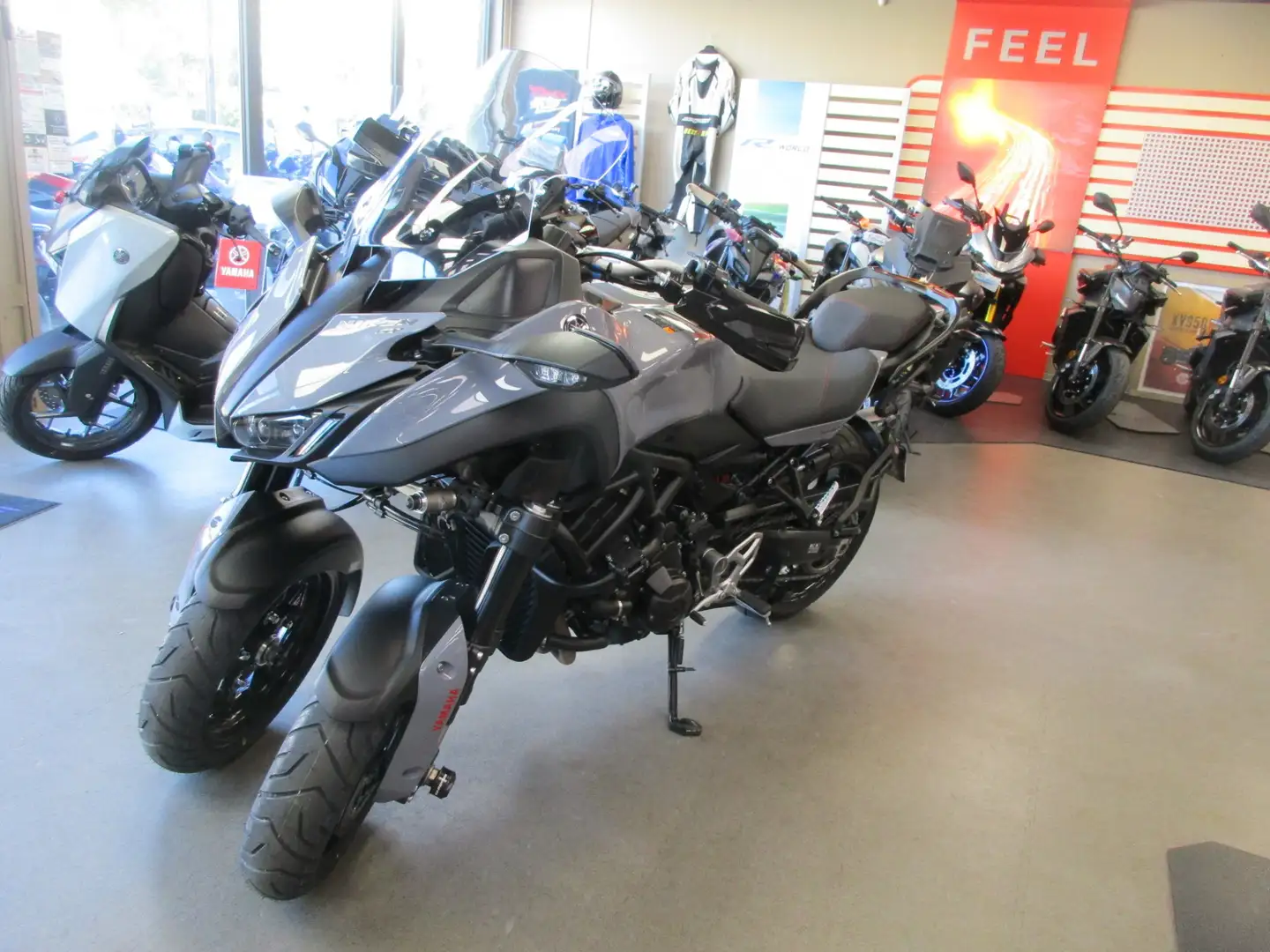 Yamaha Niken Gris - 2