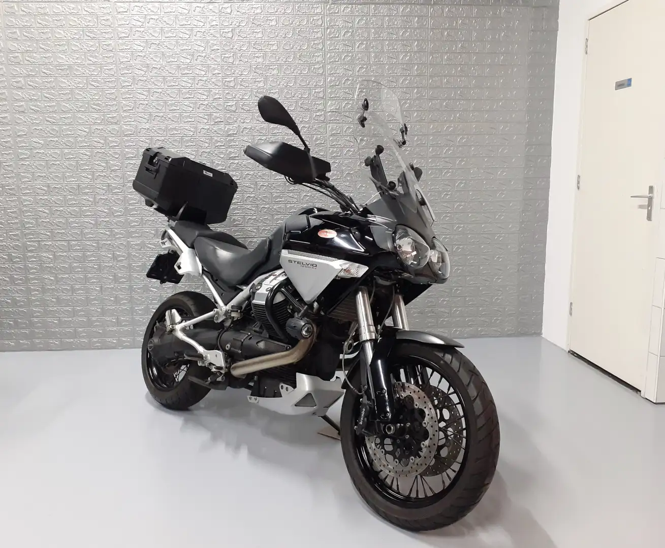 Moto Guzzi Stelvio 1200 | 16.467 km ! | mooie nieuwe opties Schwarz - 2