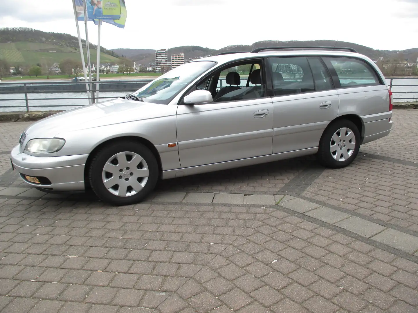 Opel Omega Omega Caravan 2.2 16 V,orig.135.000 KM, AHK !!! Plateado - 1