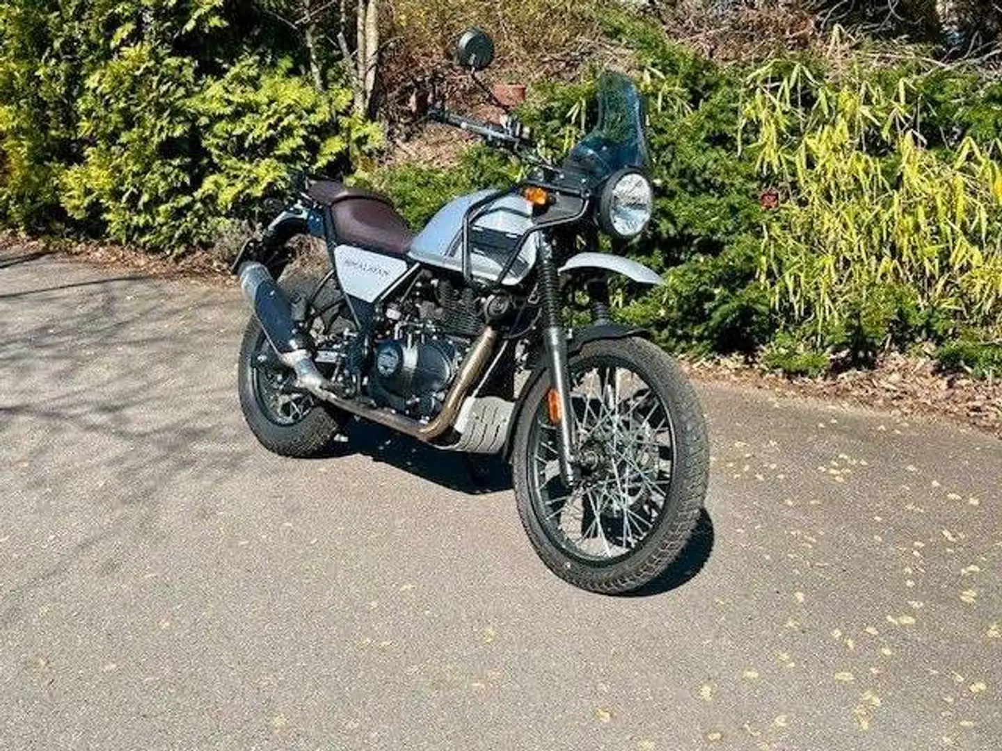 Royal Enfield Himalayan 411 srebrna - 1