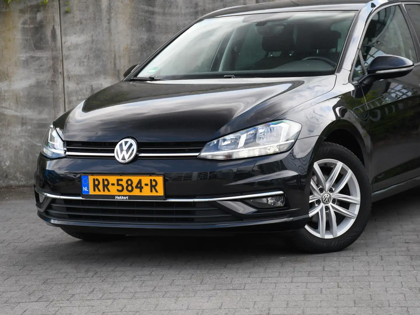 Volkswagen Golf Trendline 1.0 TSI 110pk PDC VOOR + ACHTER | STOELV Zwart - 2