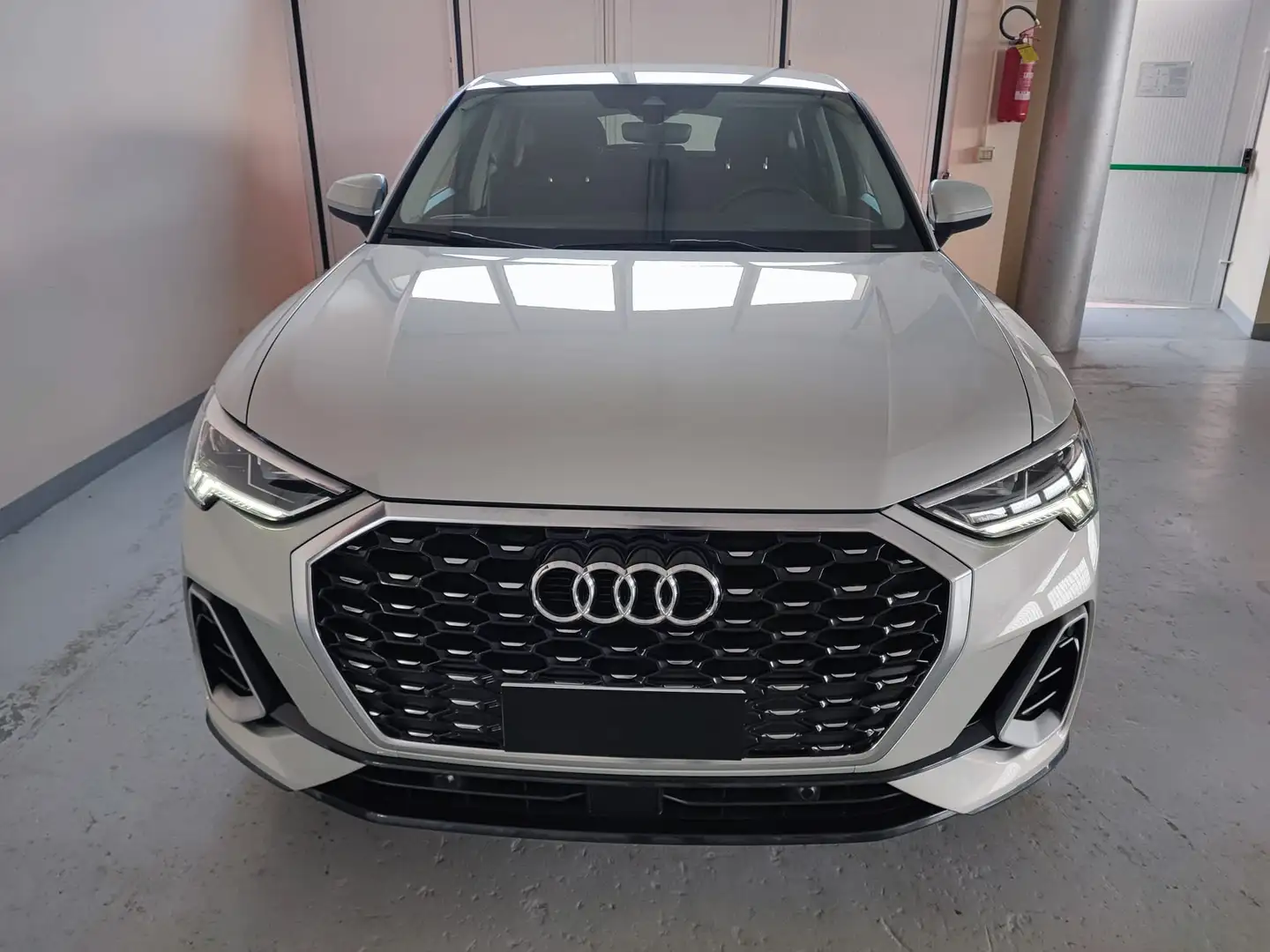 Audi Q3 Sportback 35 2.0 tdi S line edition s-tronic Grijs - 2