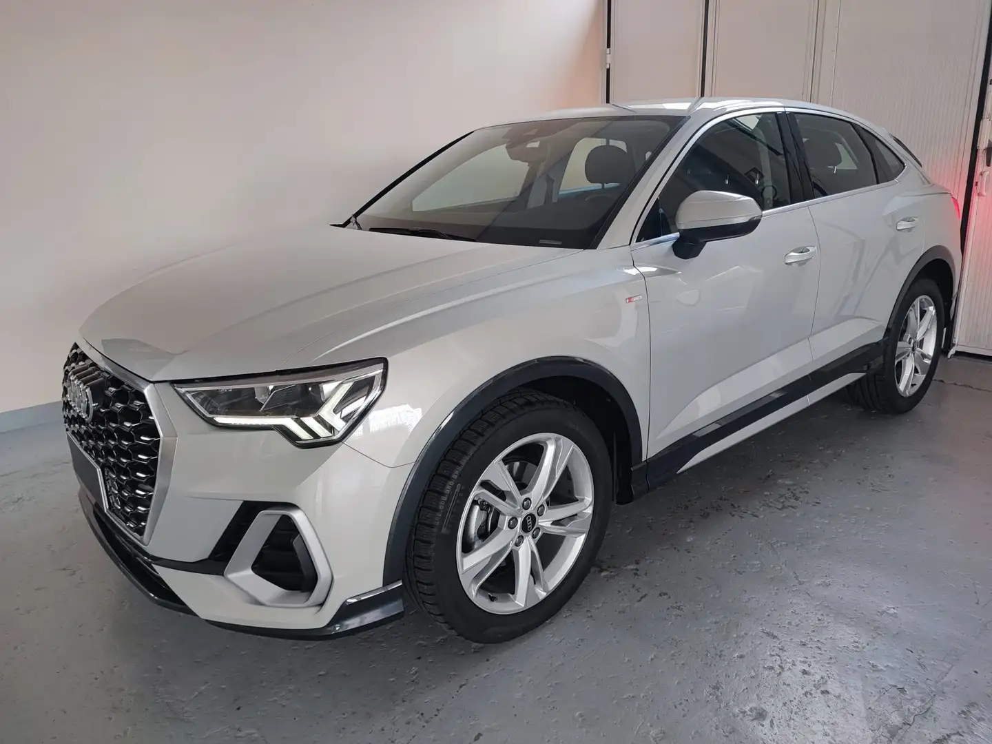 Audi Q3 Sportback 35 2.0 tdi S line edition s-tronic Grijs - 1