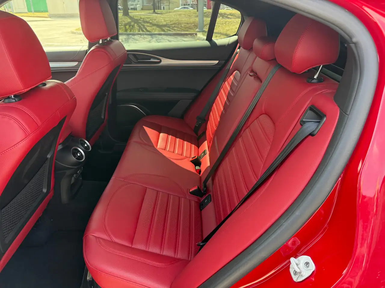 Alfa Romeo Stelvio снимка Alfa Romeo Stelvio