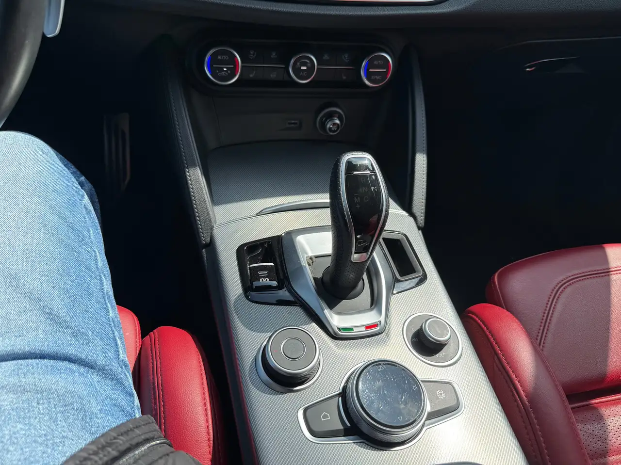 Alfa Romeo Stelvio снимка Alfa Romeo Stelvio