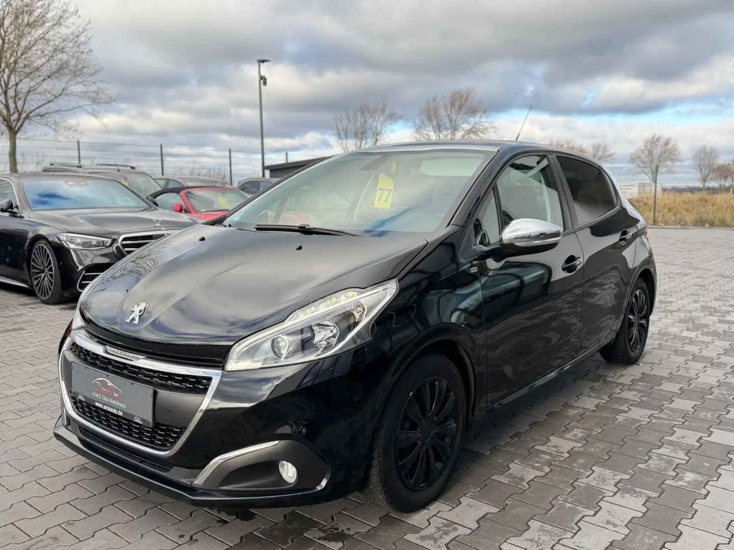 Peugeot 208 1.2 Style PureTech Automatik Panorama Schwarz - 1