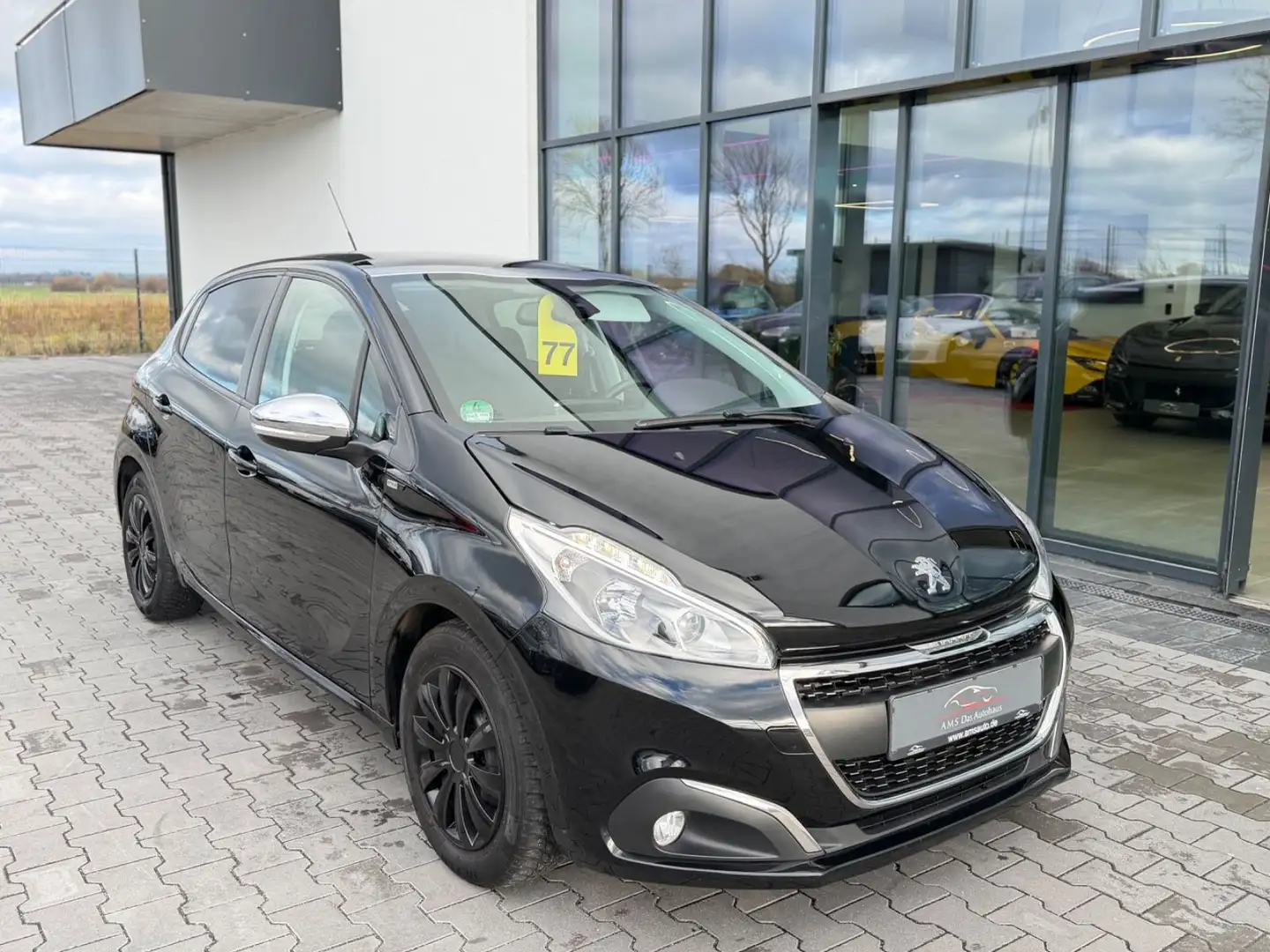 Peugeot 208 1.2 Style PureTech Automatik Panorama Schwarz - 2