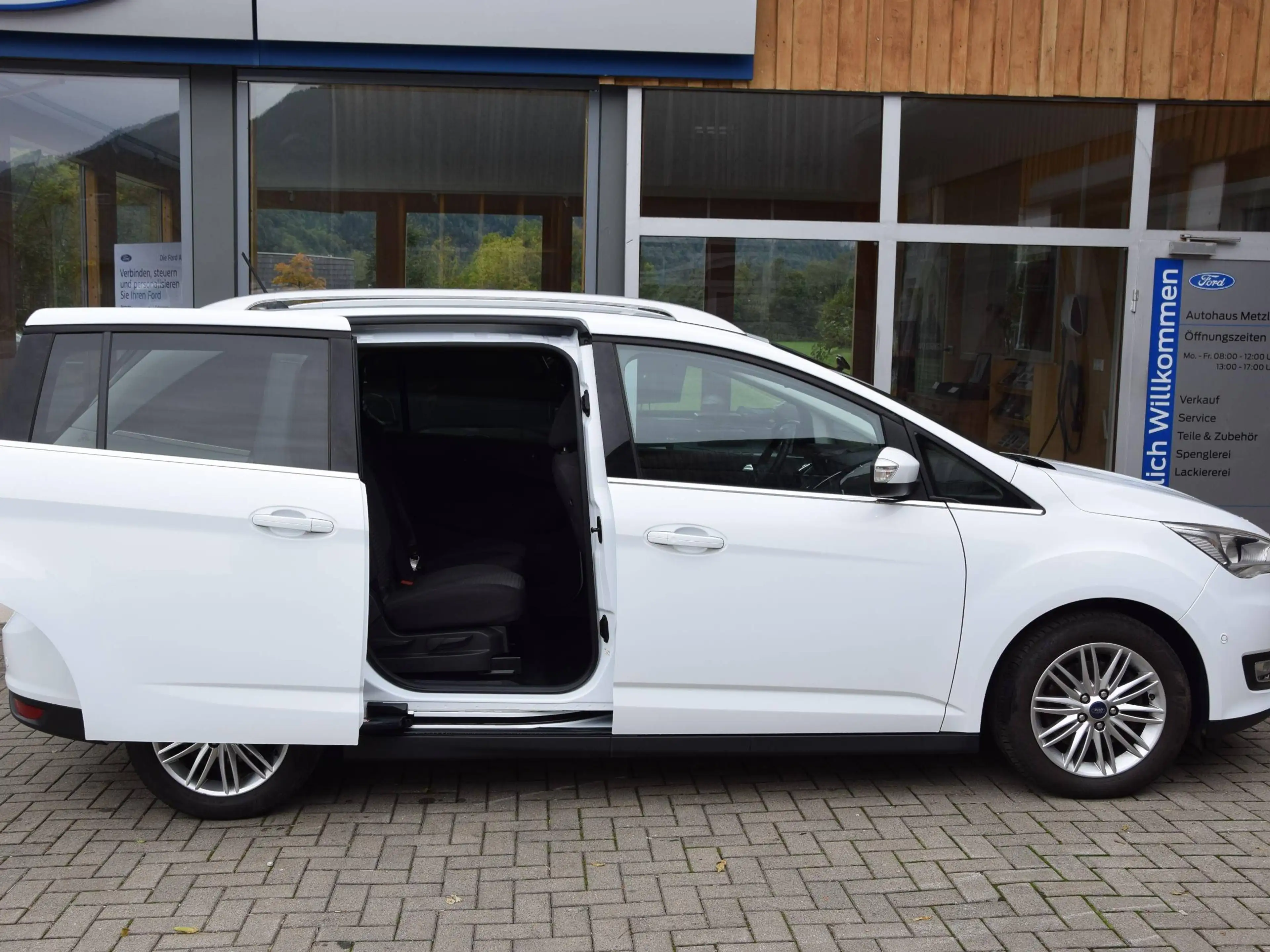Ford Grand C-Max Titanium — photo 10