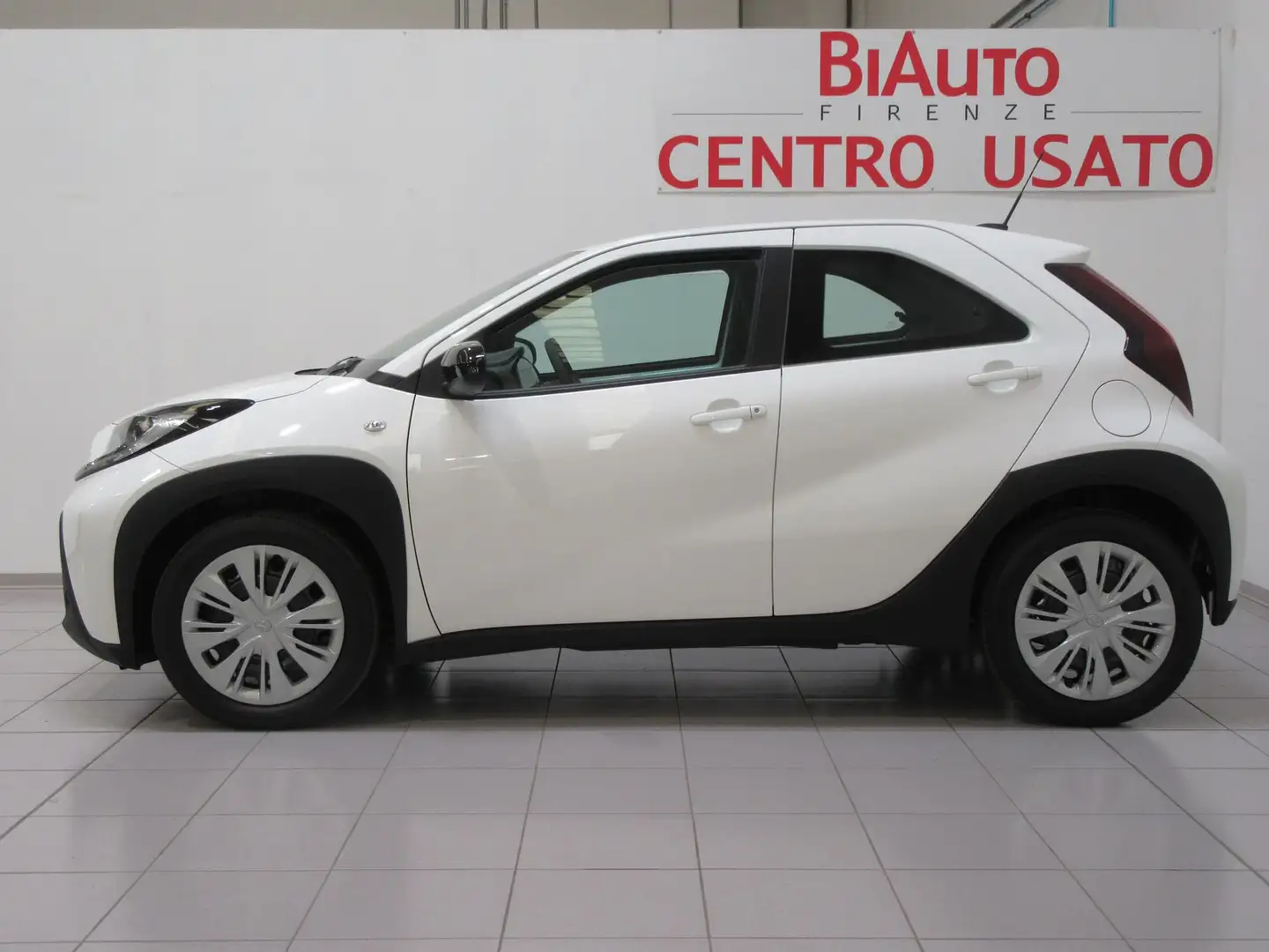 Toyota Aygo X 1.0 VVT-i 72 CV 5 porte Active Bianco - 2