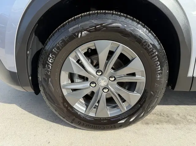 Peugeot 2008 view 11