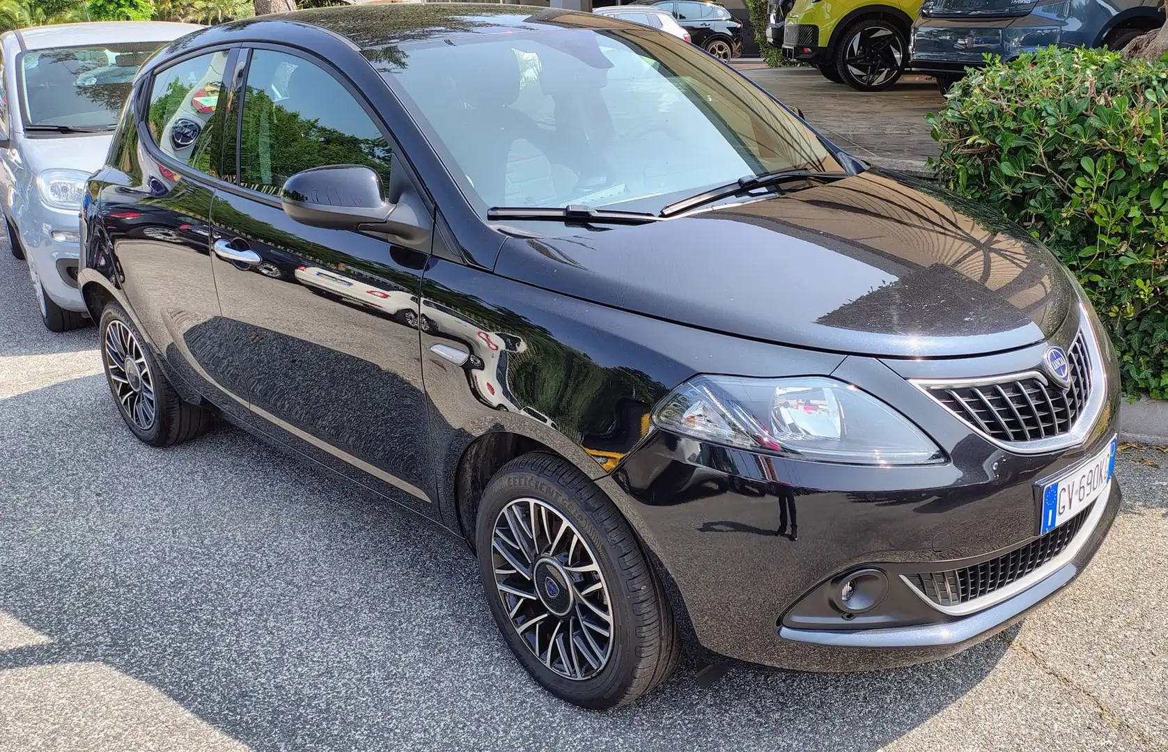 Lancia Ypsilon 1.0 FireFly 5 porte S&S Hybryd Gold PLUS Nero - 1