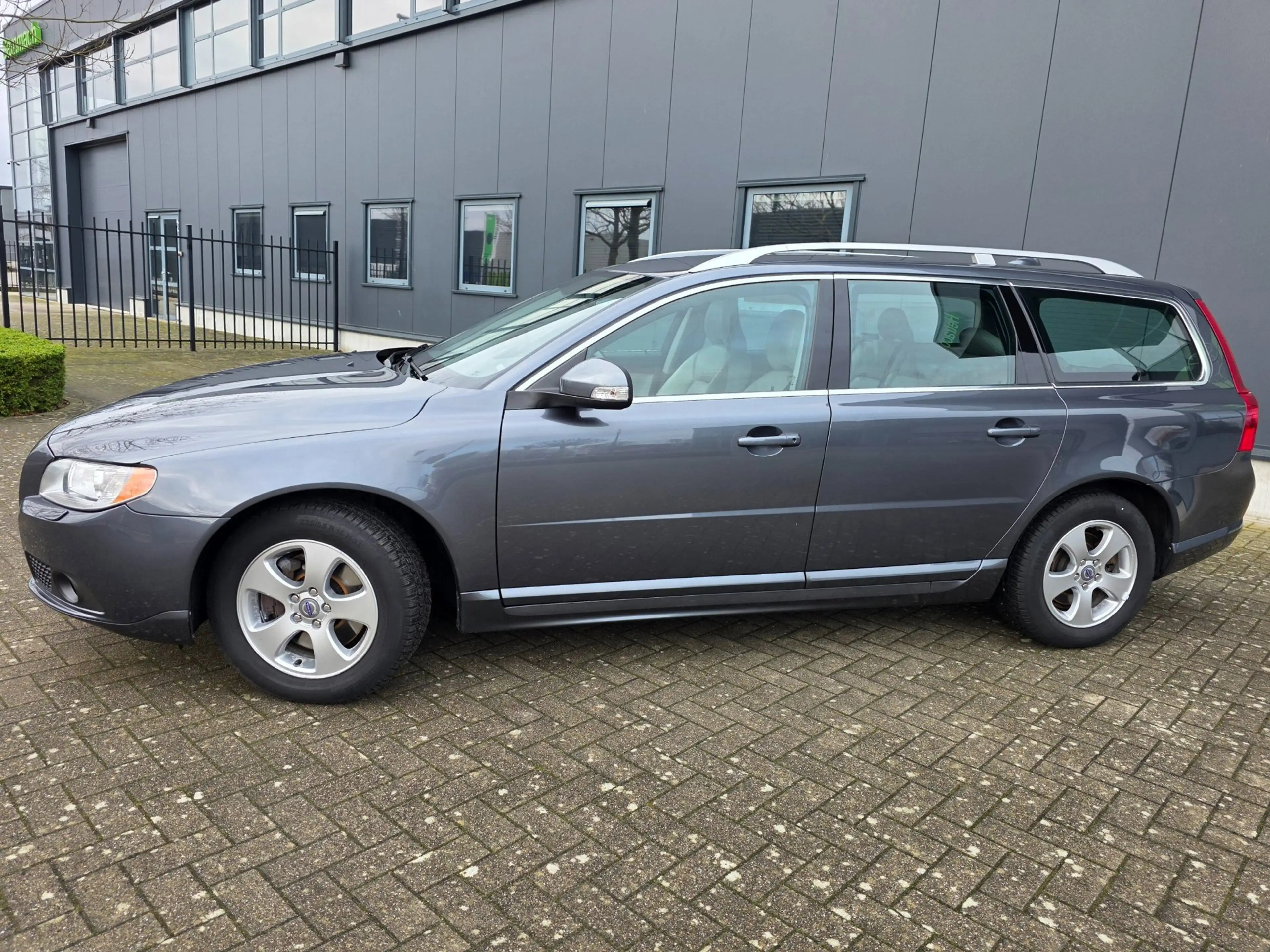 Volvo V70 2.5T Summum, 138dkm! Netto € 12.750 ex btw. — photo 3