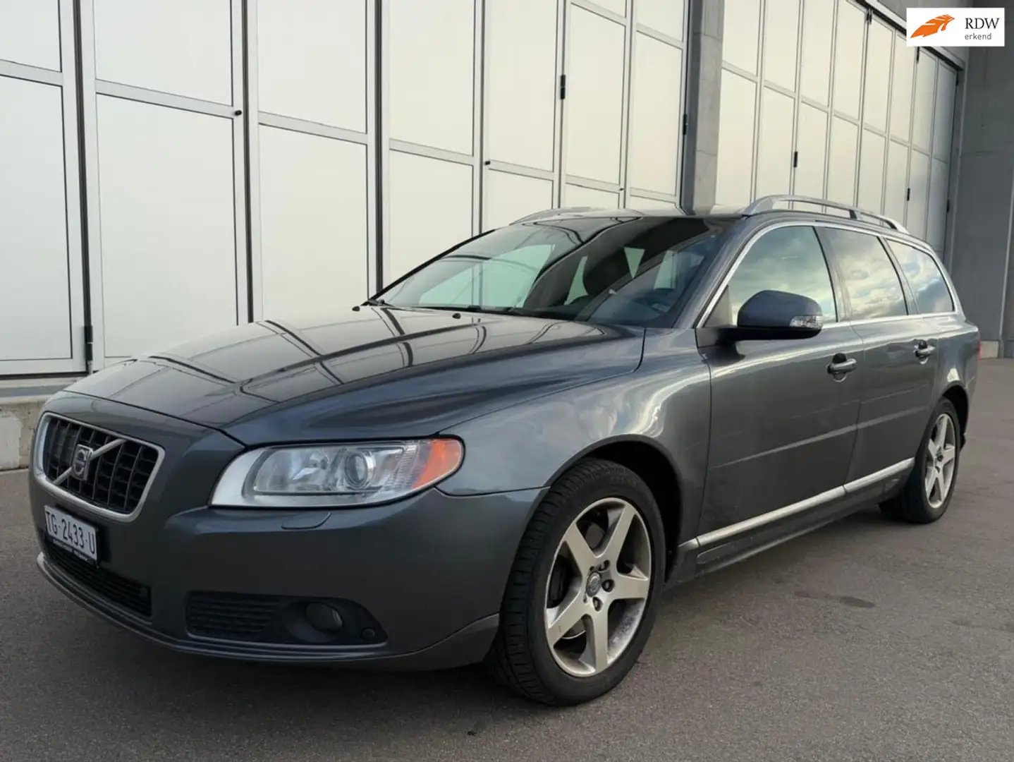 Volvo V70 2.5T Summum, 138dkm! Netto € 12.750 ex btw. Grau - 1