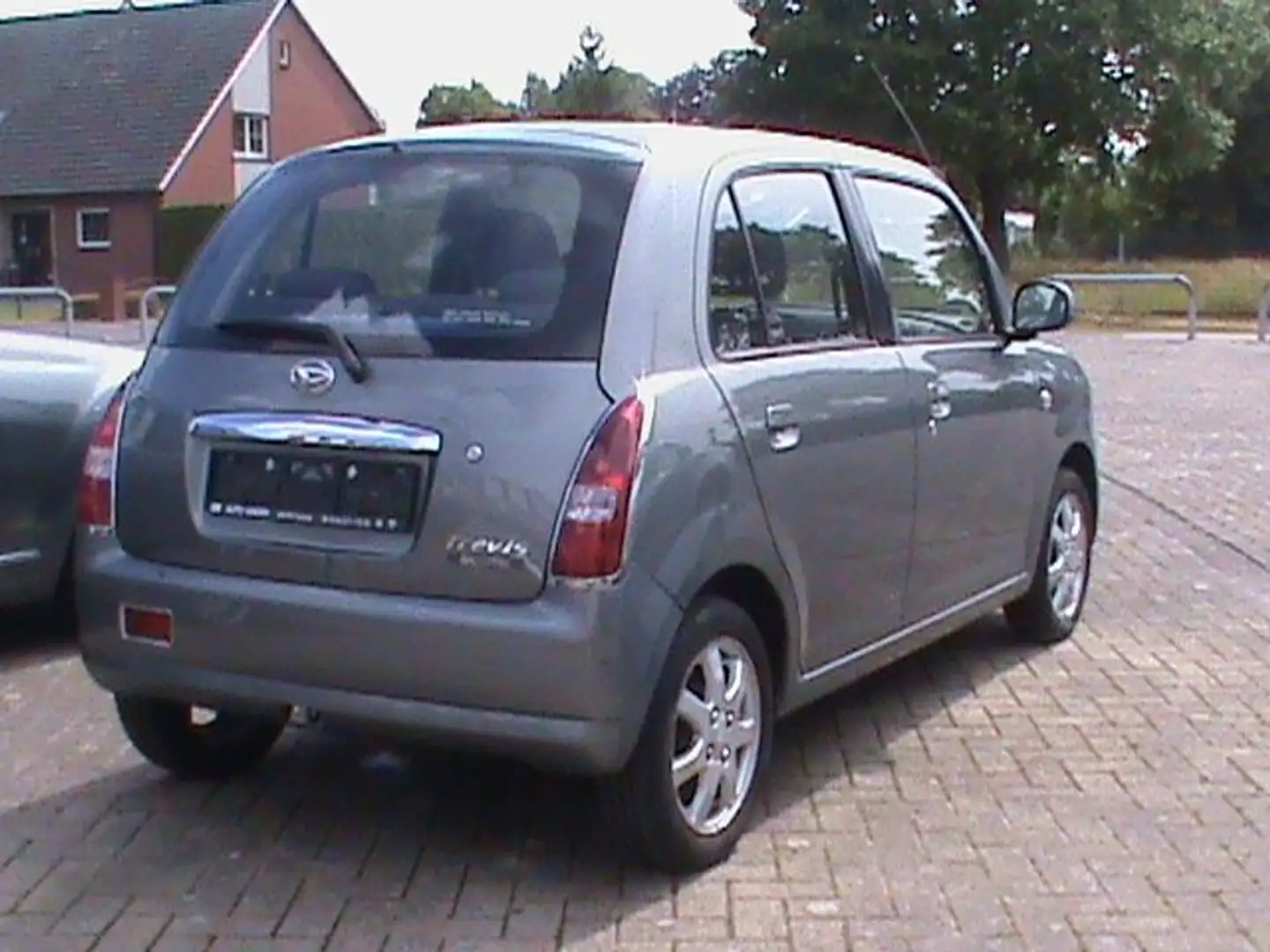 Daihatsu Trevis 1.0 Gris - 2