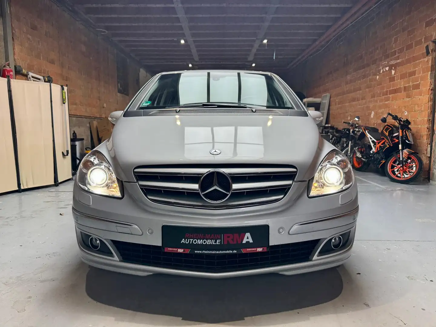 Mercedes-Benz B 200 2.0 KAT+AHK+KLIMA+SHZ+EASY-VARIO+BI-XENON Zilver - 2