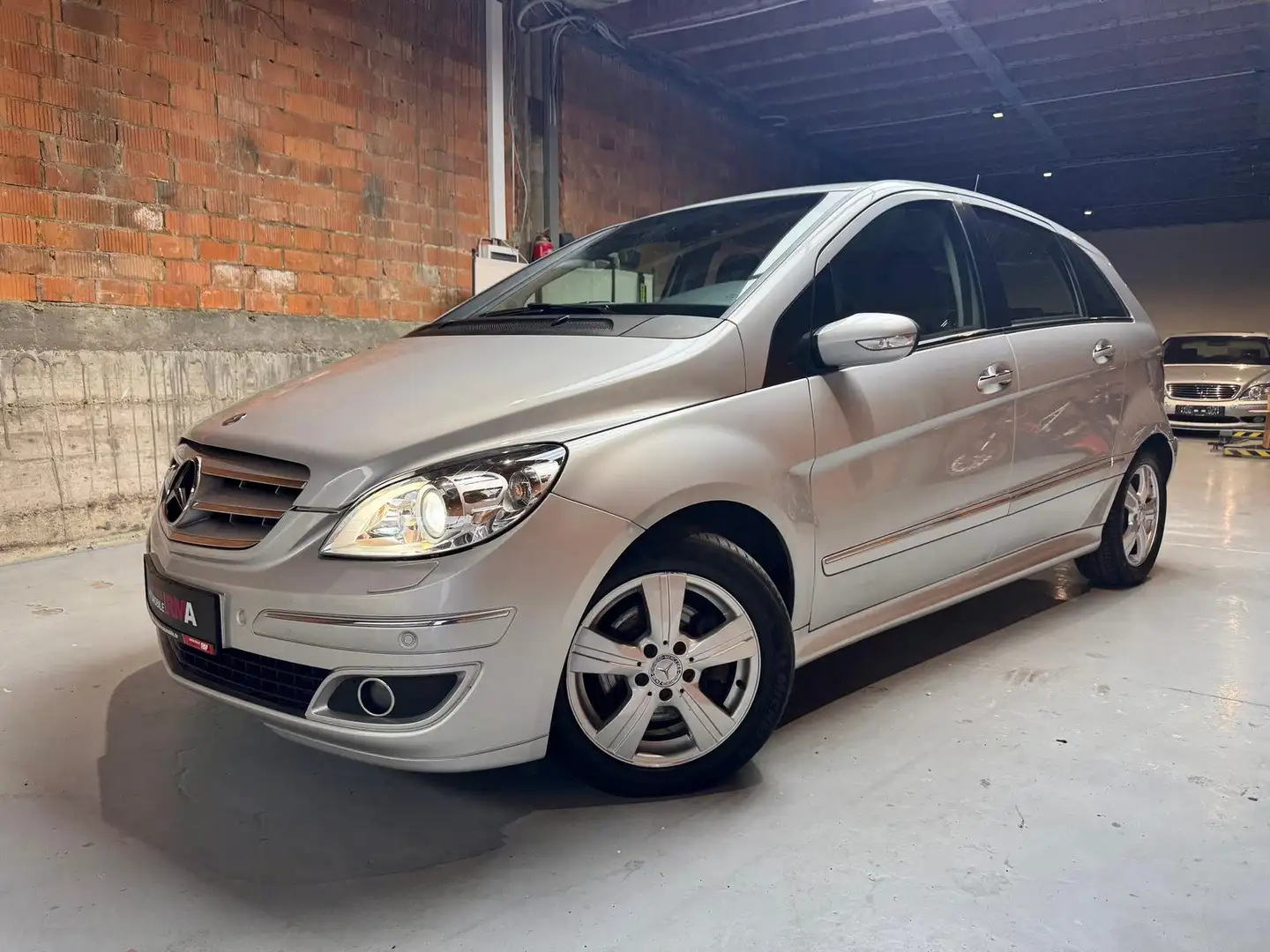 Mercedes-Benz B 200 2.0 KAT+AHK+KLIMA+SHZ+EASY-VARIO+BI-XENON Silber - 1