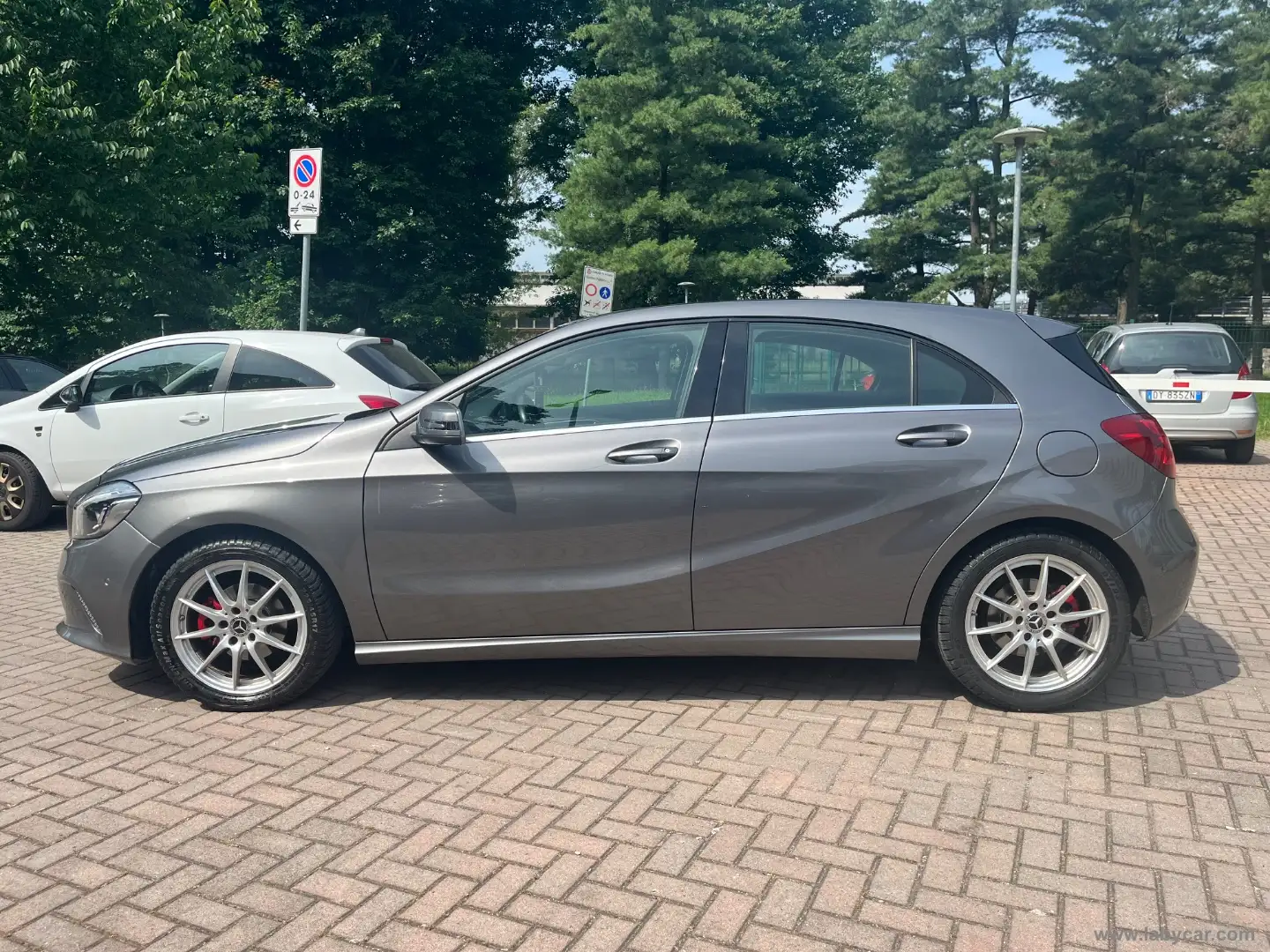 Mercedes-Benz A 180 A 180 d Automatic Sport Grey - 2