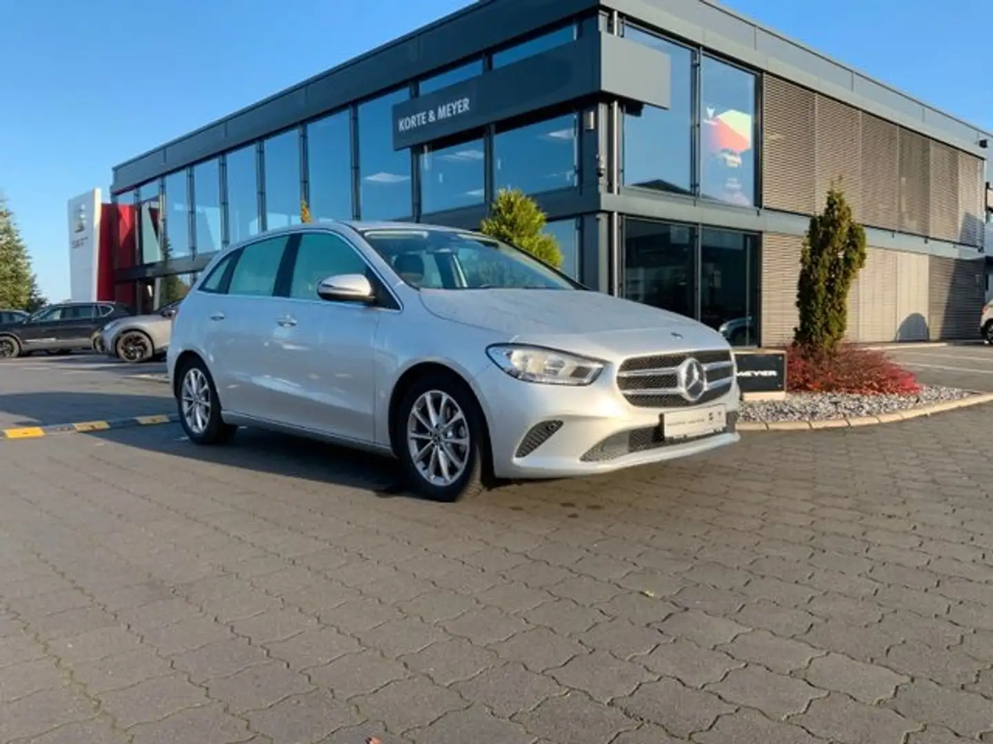 Mercedes-Benz B 180 7-DCT+Navi+Tempomat+Sitzhzg Silber - 2
