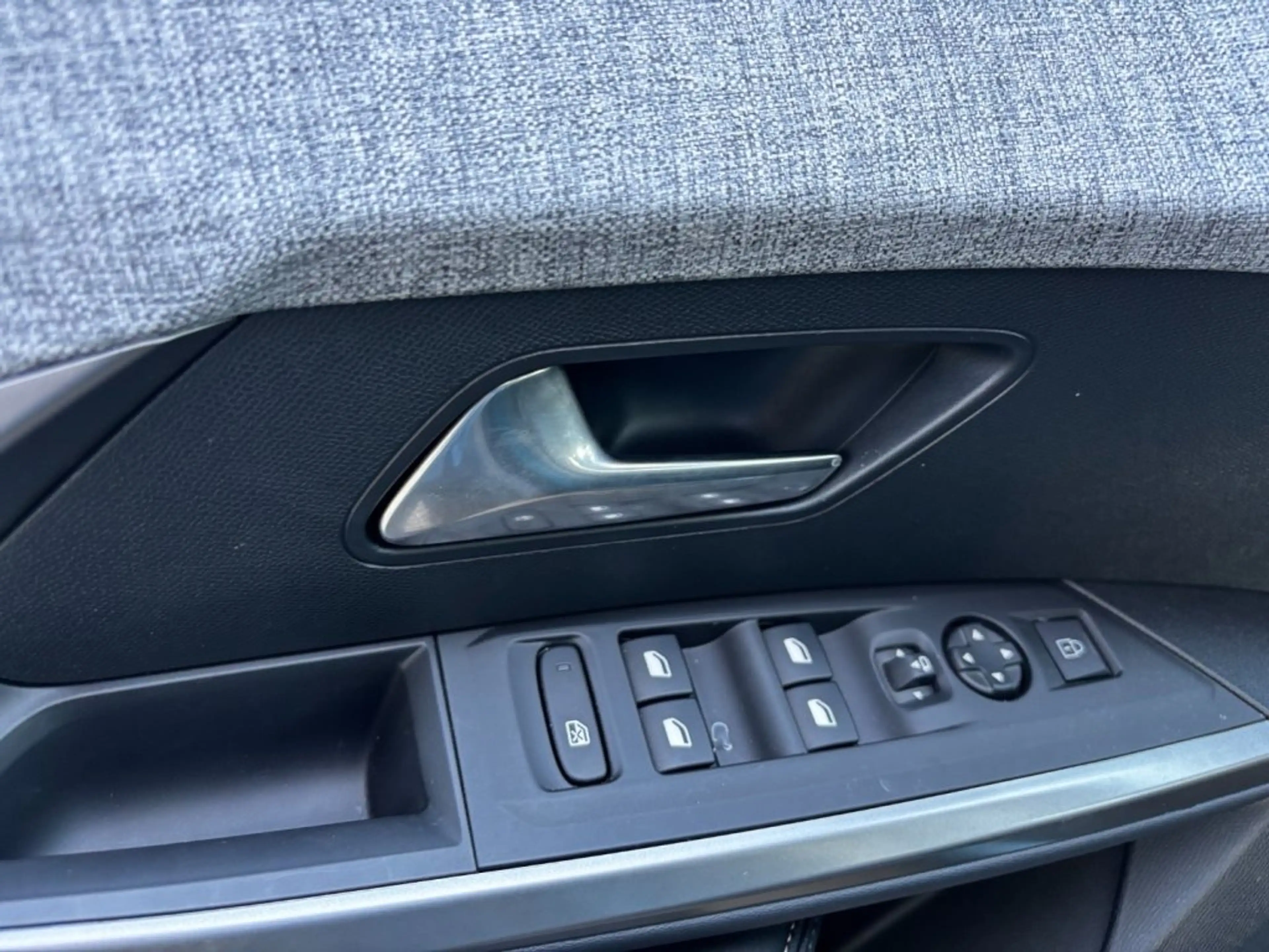 Peugeot 5008 ALLURE Hybrid 145 e-DCS6 (1PPFSZRJH7C0A0C4) — photo 10