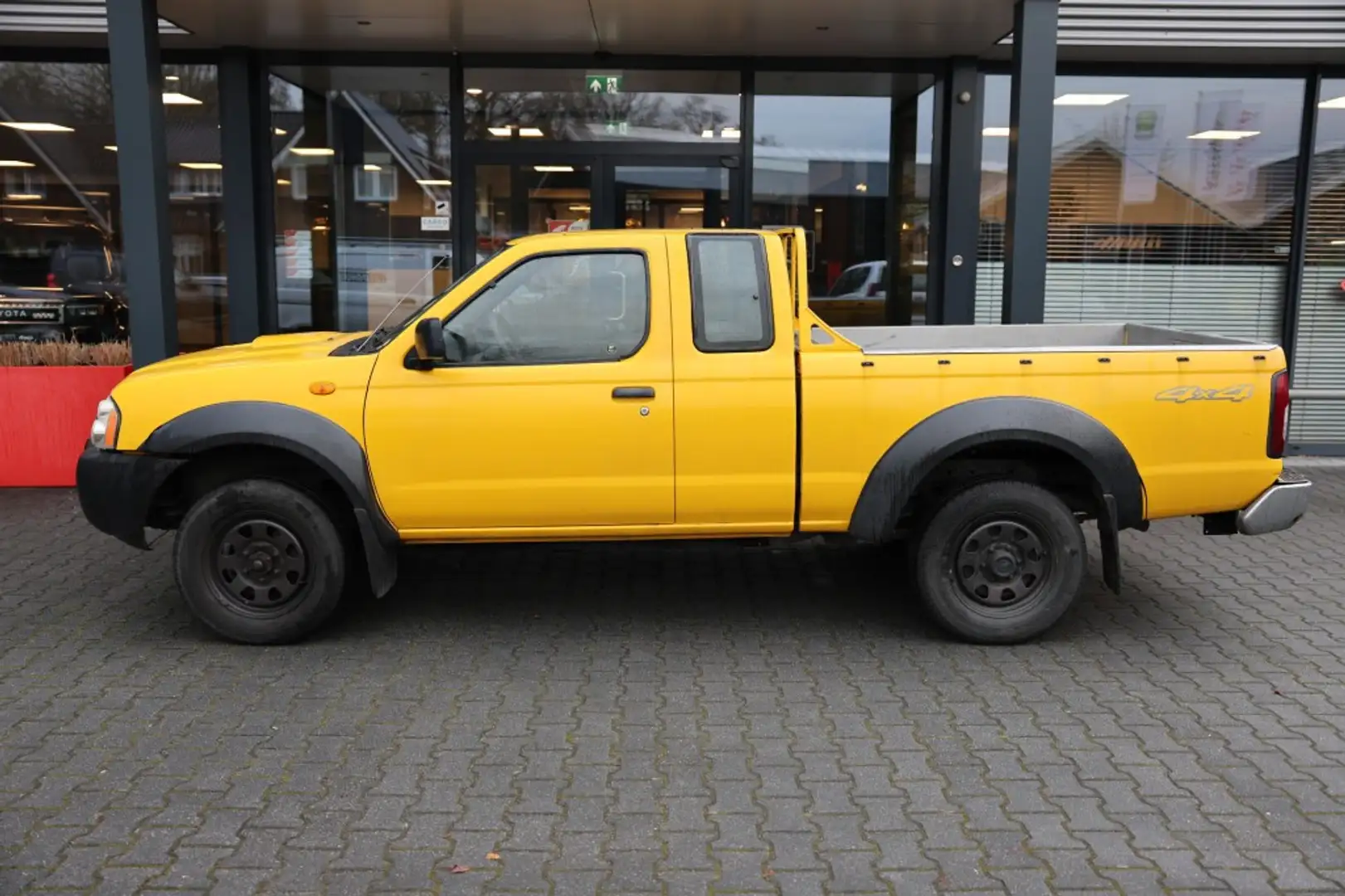 Nissan Navara 2.5 DTI KING-CAB 4WD VAN MARGE Geel - 2