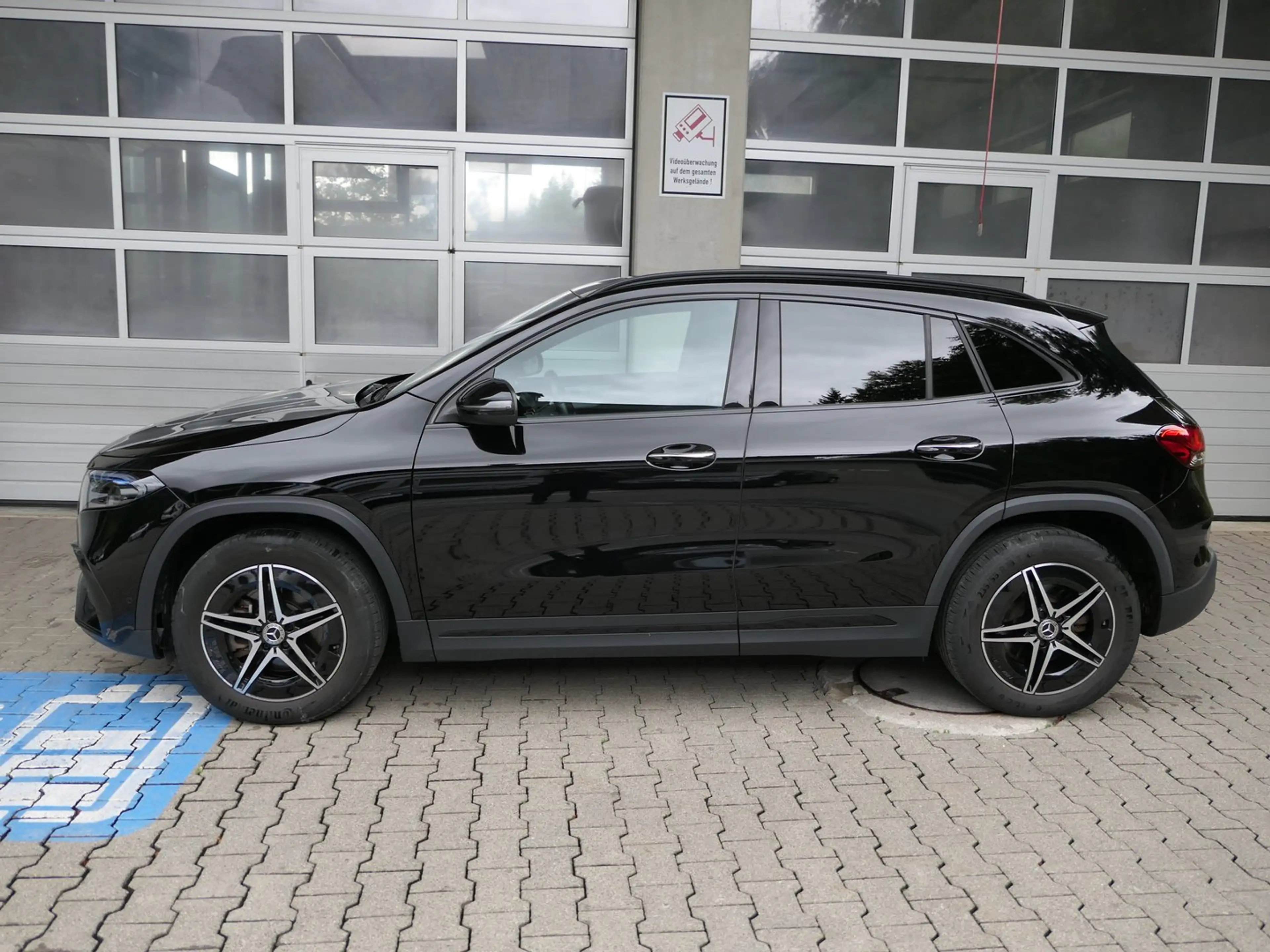 Mercedes-Benz EQA 300 300 4MATIC 66,5kWh Aut. — photo 2