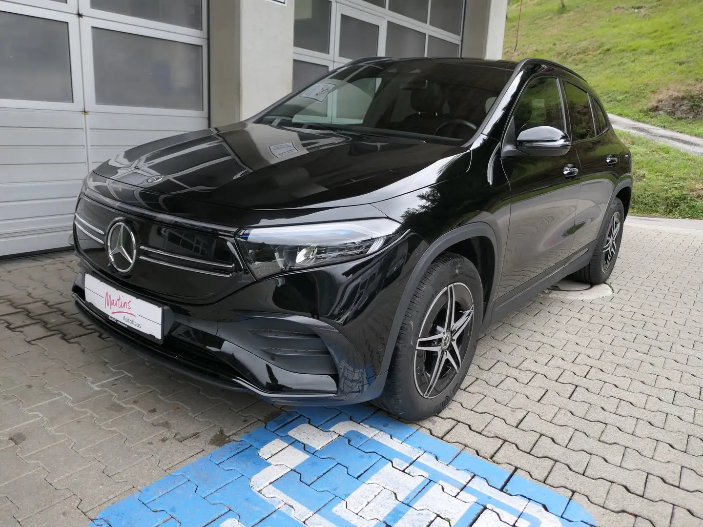 Mercedes-Benz EQA 300 300 4MATIC 66,5kWh Aut. Schwarz - 1
