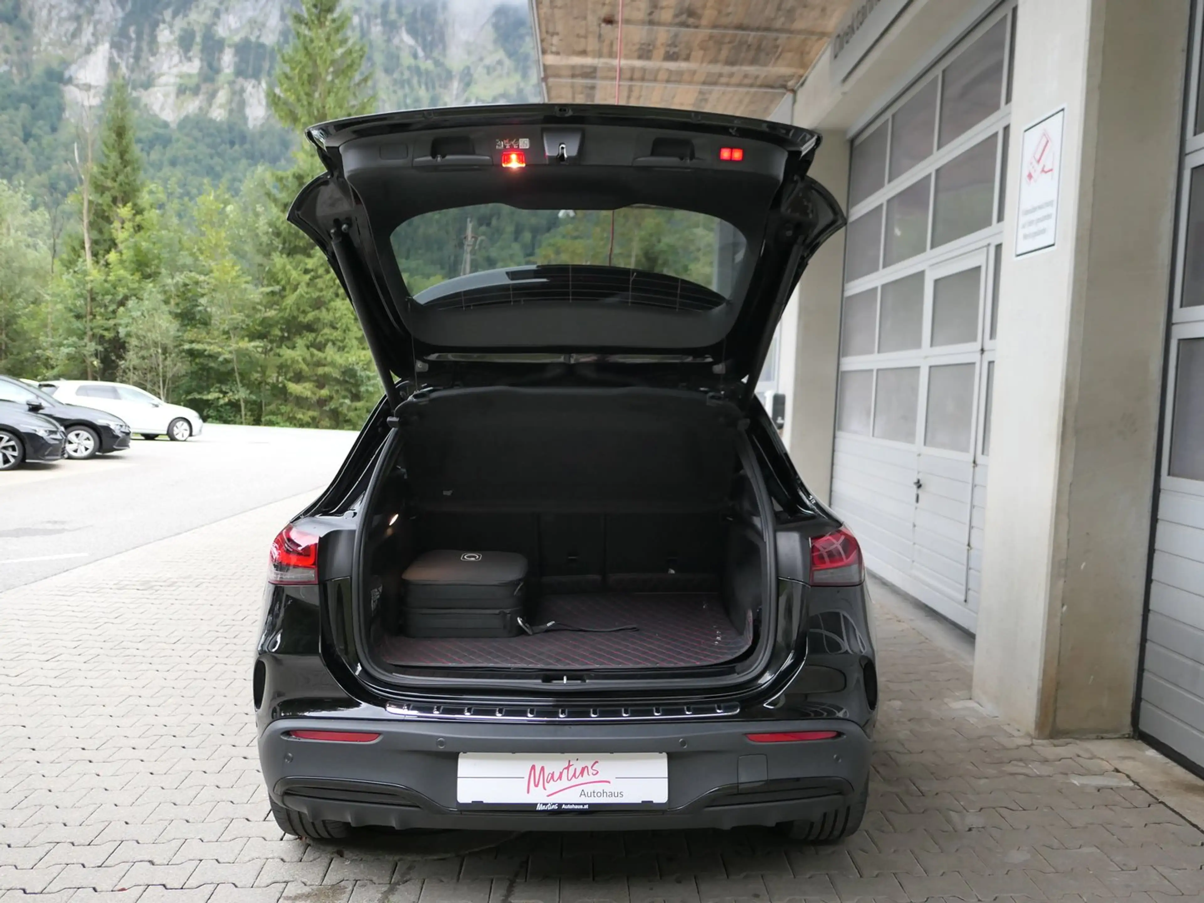 Mercedes-Benz EQA 300 300 4MATIC 66,5kWh Aut. — photo 4