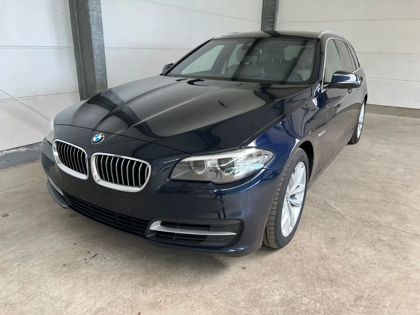 BMW 530 d Touring Aut.+ Leder+HUD+AHK+Harman/K. Синій - 2