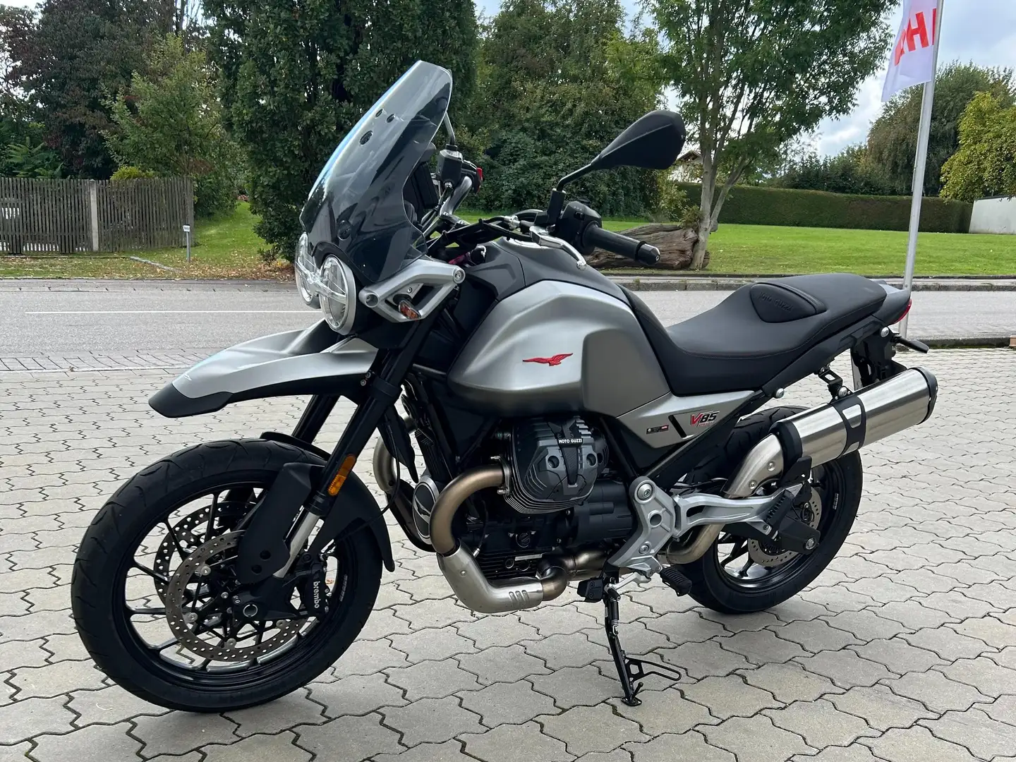 Moto Guzzi V 85 TT Strada Grau - 1