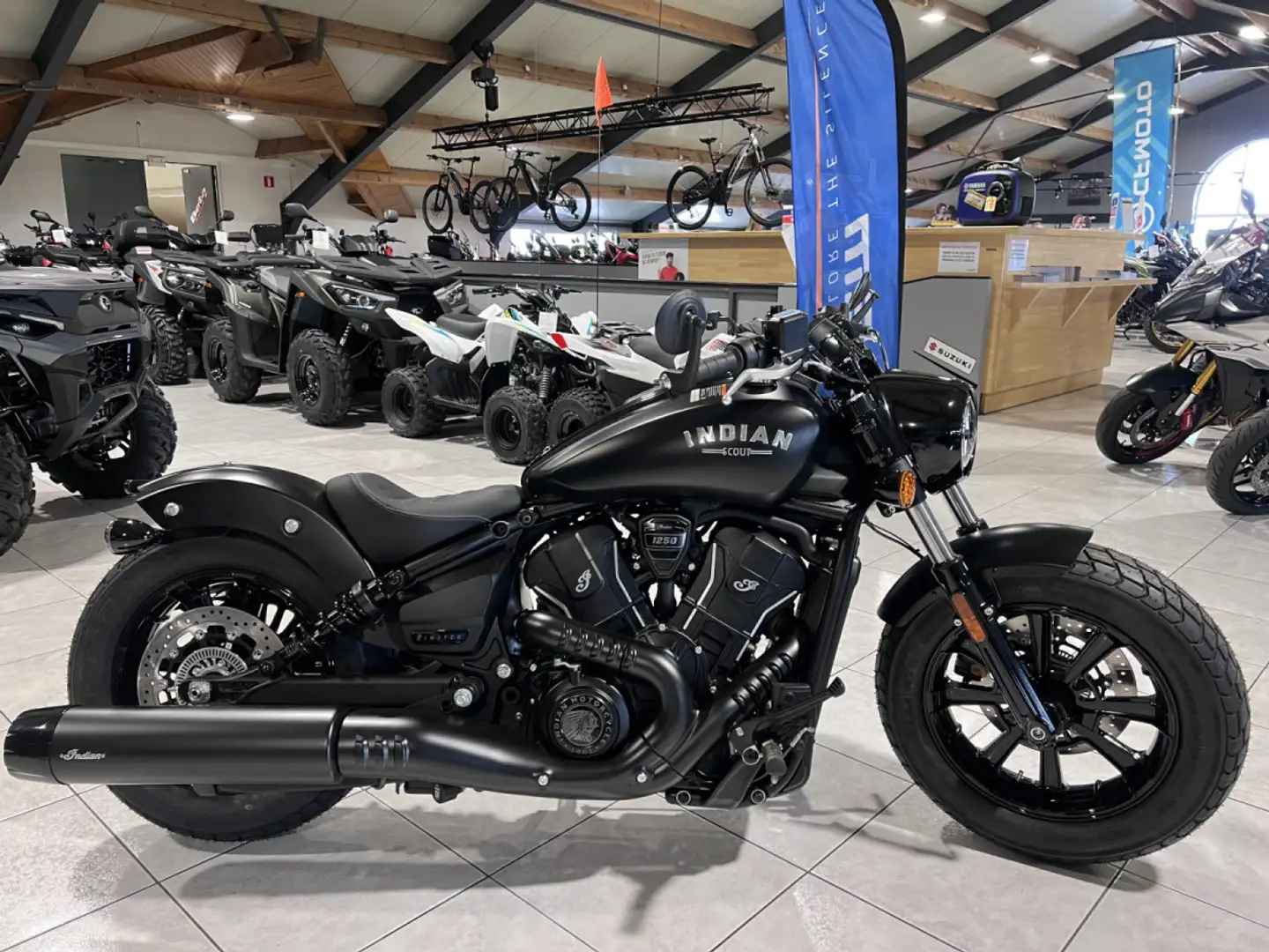 Indian Scout Bobber Ltd + Tech Black Smoke Zwart - 1