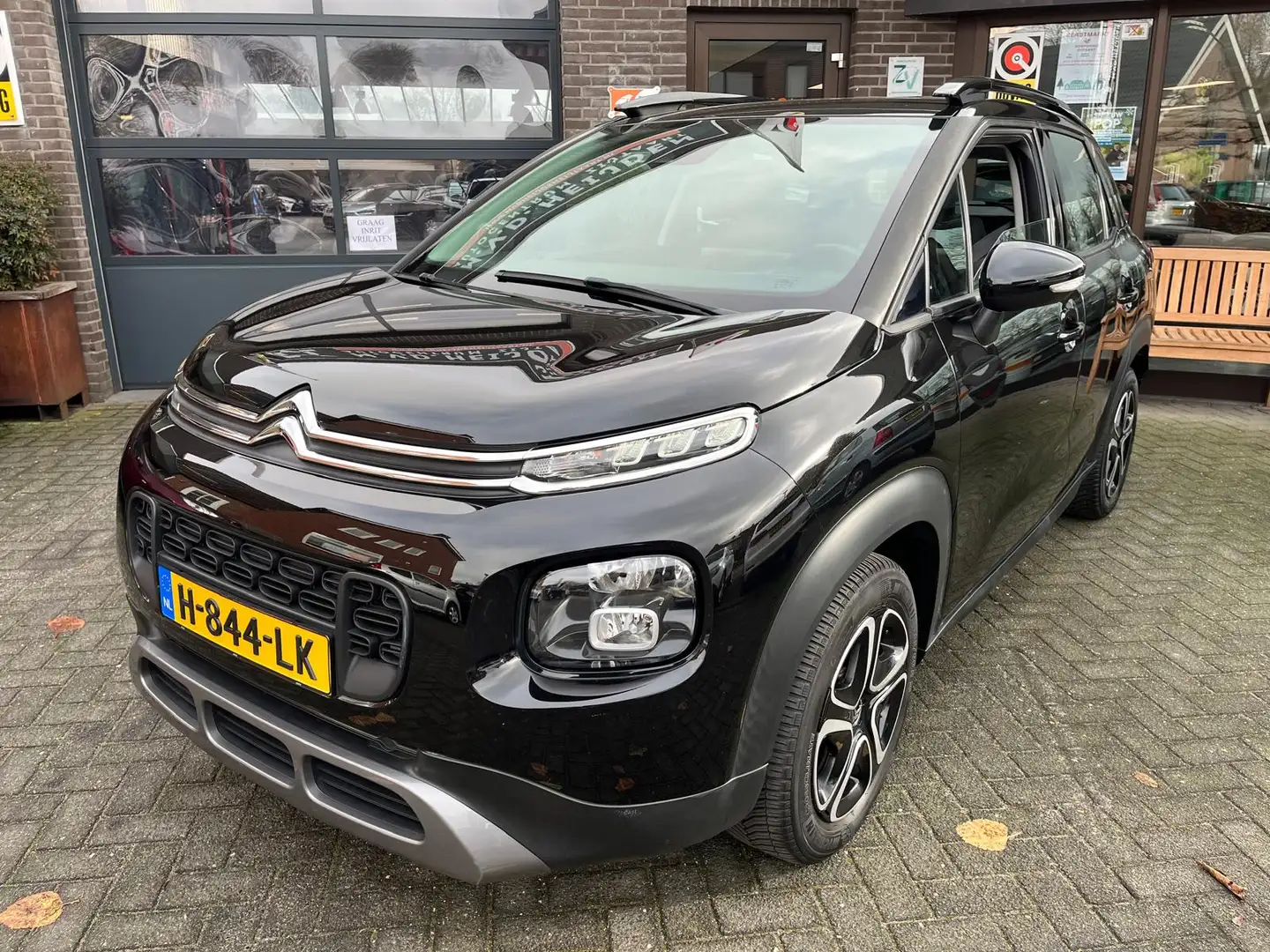 Citroen C3 Aircross 1.2 PureTech 110pk Shine Automaat Trekhaak Schwarz - 1