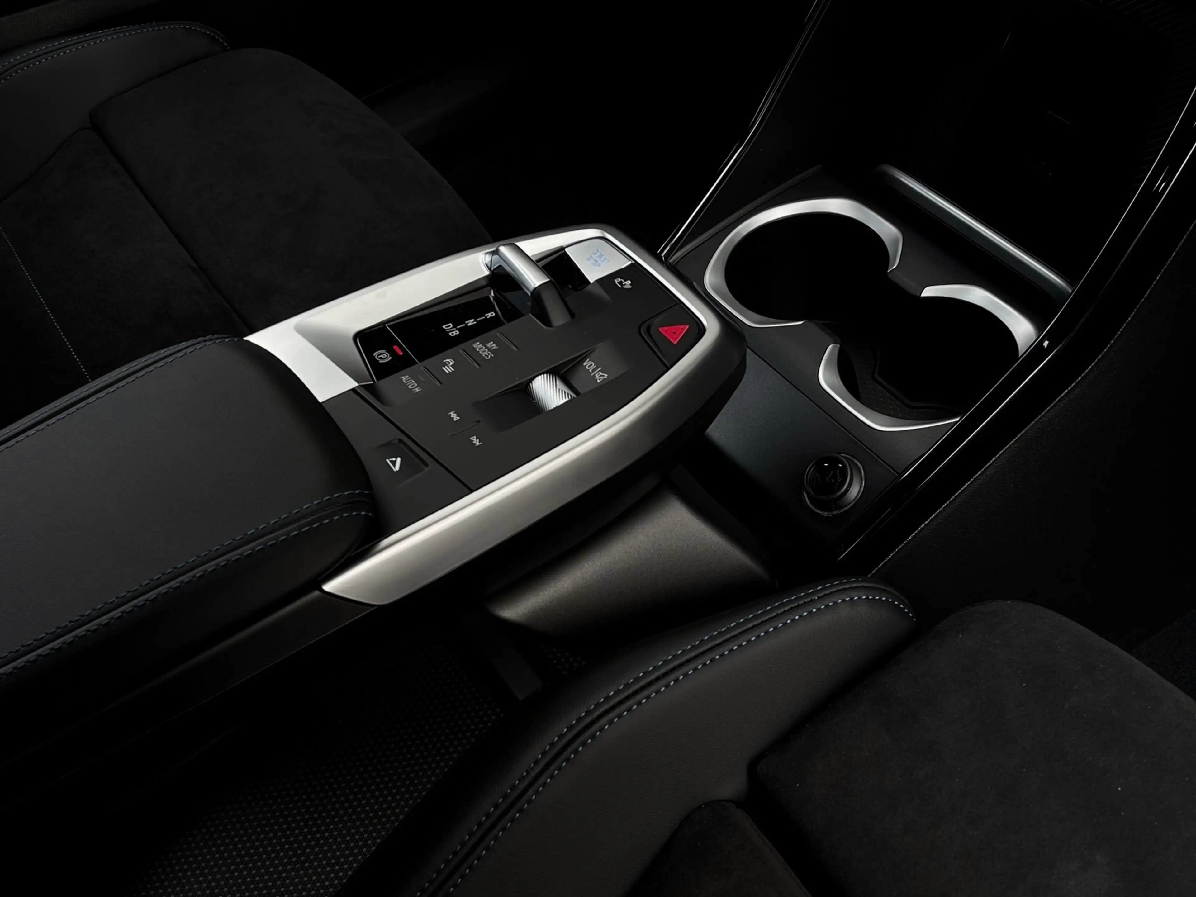 BMW iX2 xDrive30 — photo 10