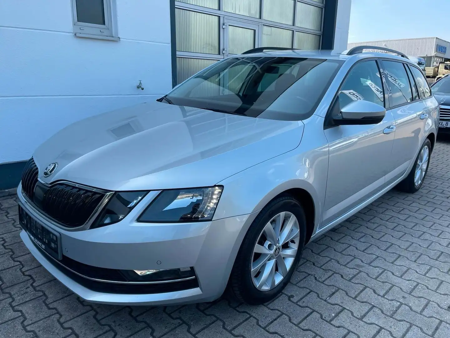 Skoda Octavia Combi Style/1.Hd/MwSt/Navi/SHZ/AHK Silber - 1