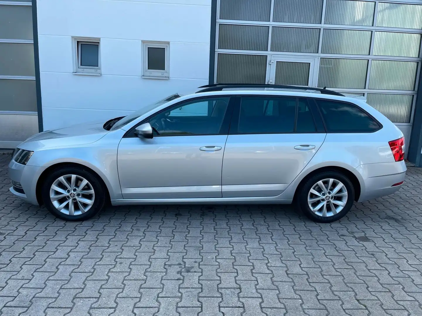Skoda Octavia Combi Style/1.Hd/MwSt/Navi/SHZ/AHK Silber - 2